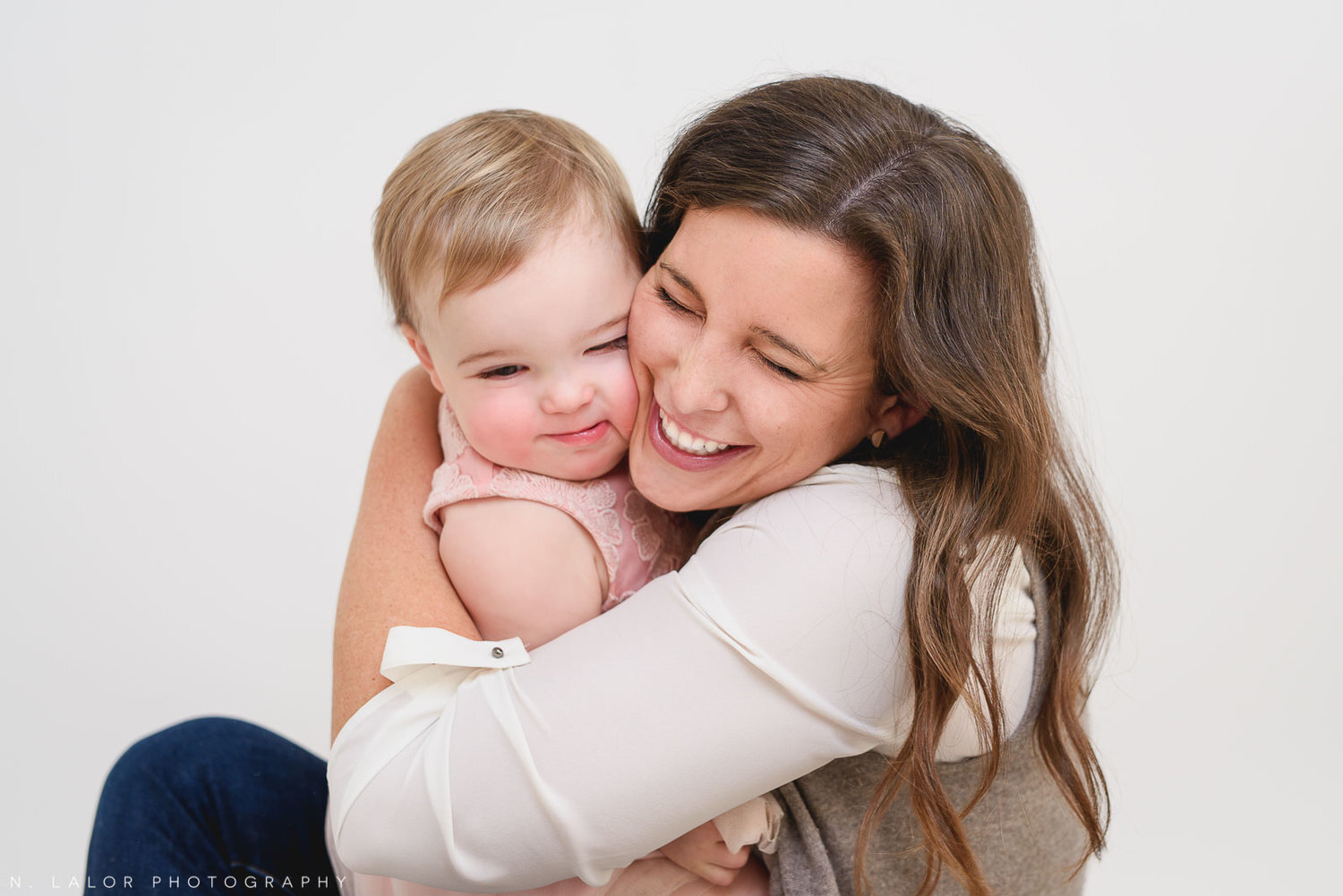 nlalor-photography-2016-12-20-mom-with-toddler-girl-greenwich-connecticut-9.jpg