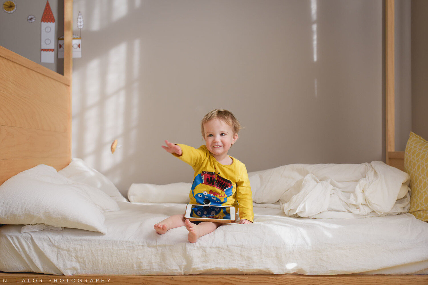 nlalor-photography-2016-yellow-room-with-toddler-at-home-7.jpg