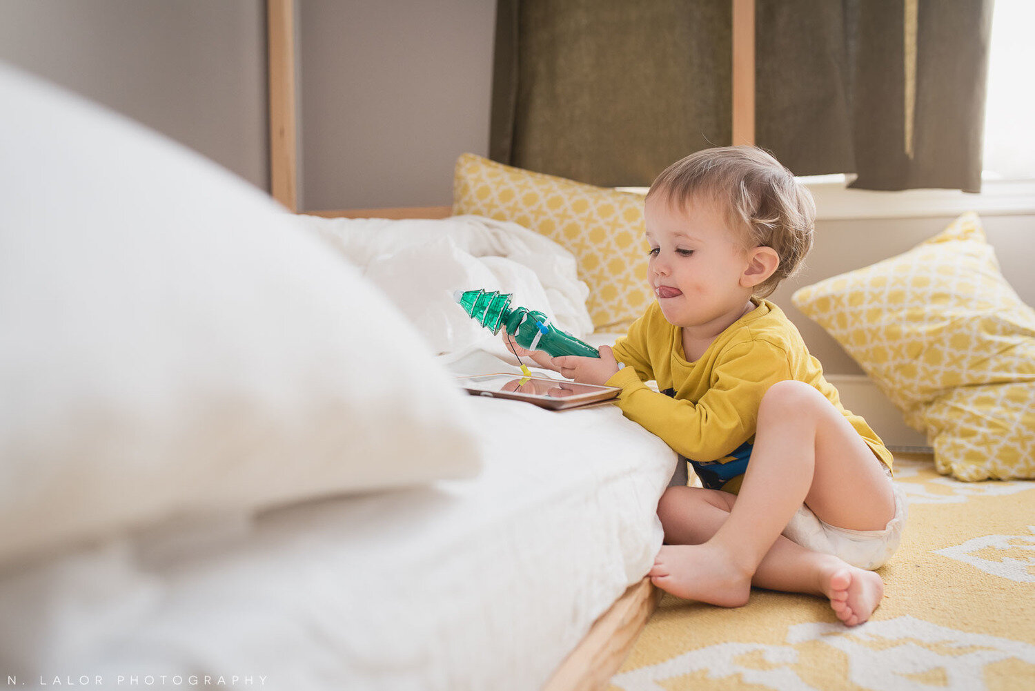 nlalor-photography-2016-yellow-room-with-toddler-at-home-11.jpg