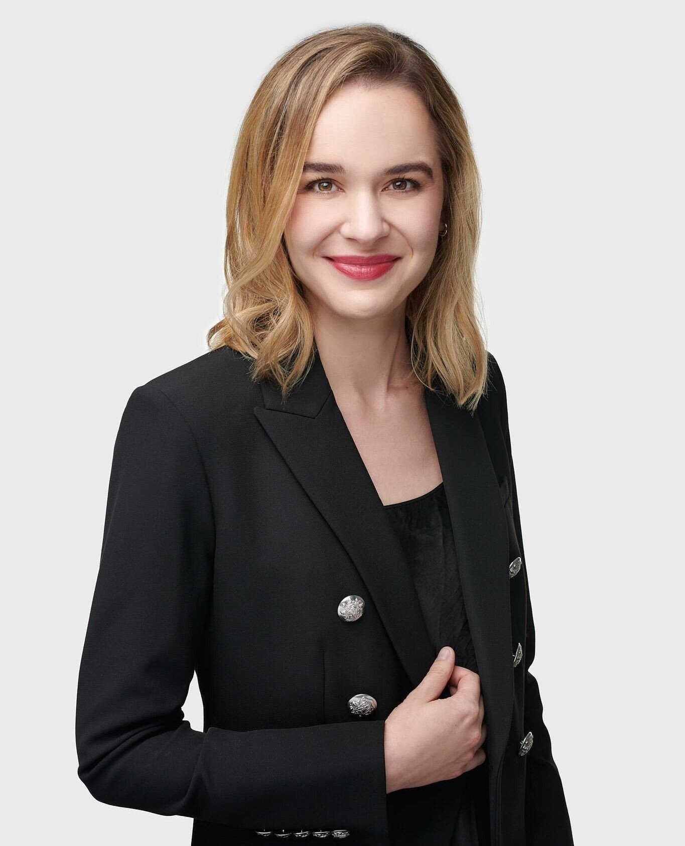🎩 The classic look for business headshots: you can&rsquo;t go wrong with a black blazer. Make sure you choose a well-fitting blazer that accentuates your body shape, as this will be the key item to this look. ⁠
⁠
🙌 Styling the blazer with matching 