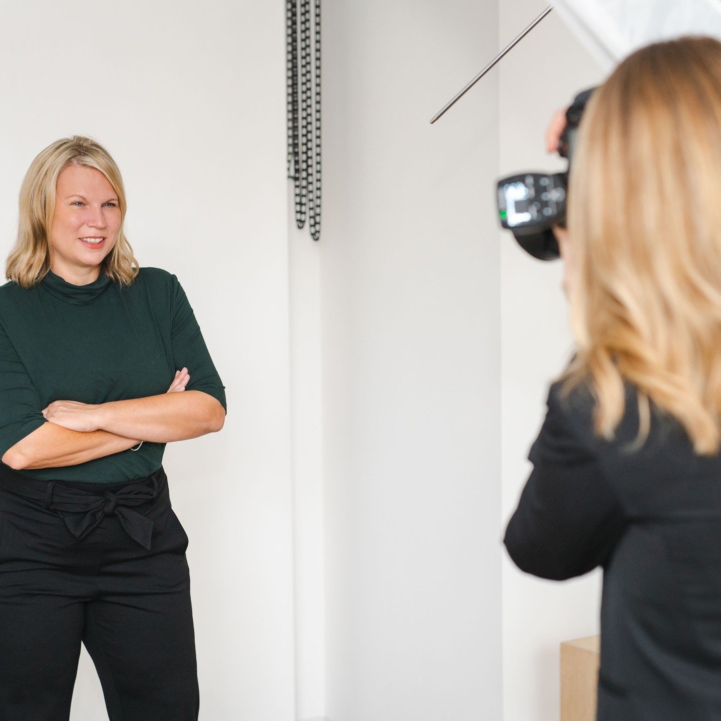 📸 PREPARING FOR YOUR HEADSHOT SESSION 📸⁠
⁠
Whether you opt for a professional photographer or DIY, here are some tips for a successful headshot session:⁠
⁠
👗 Wardrobe: Choose clothing that reflects your industry and personal brand. Avoid distracti
