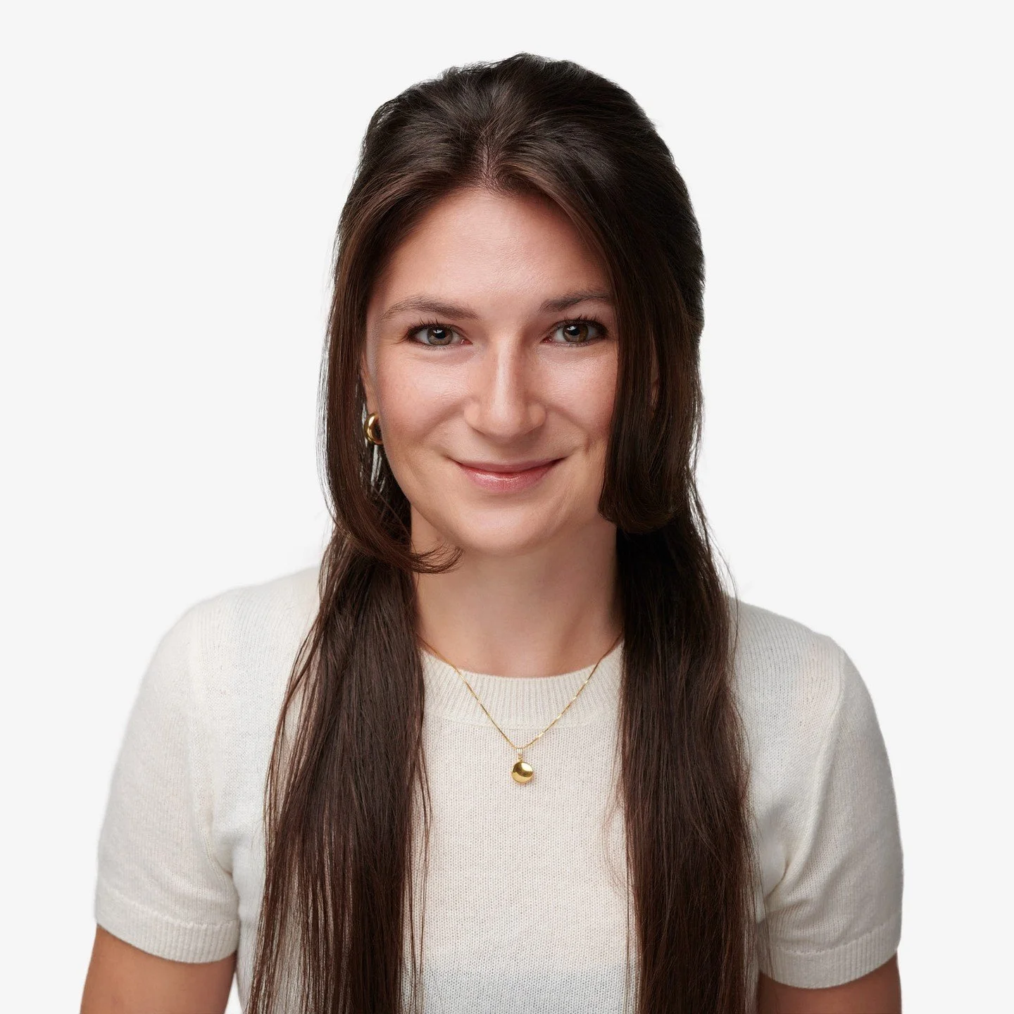 When it comes to jewelry or watches, keeping things simple is key. Unless you have a specific style that you&rsquo;re known for, go for dainty necklaces and bracelets that won&rsquo;t distract from your face in a portrait. ⁠
⁠
It&rsquo;s also importa