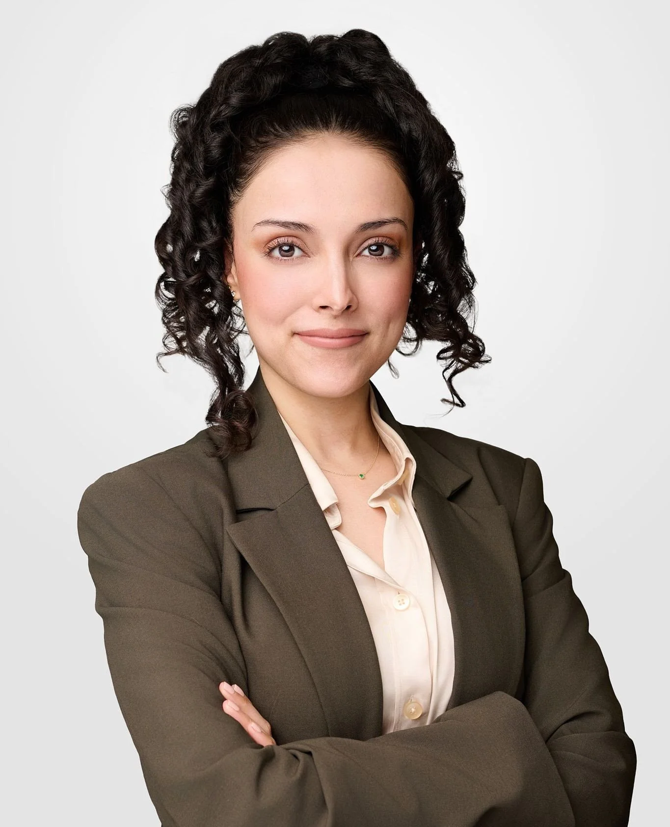 📸 DIY VS. PROFESSIONAL HEADSHOTS 📸⁠
⁠
While it's possible to take a high-quality headshot on your own, there are distinct advantages to investing in a professional photographer:⁠
⁠
🎨 Expertise: A professional headshot photographer understands ligh