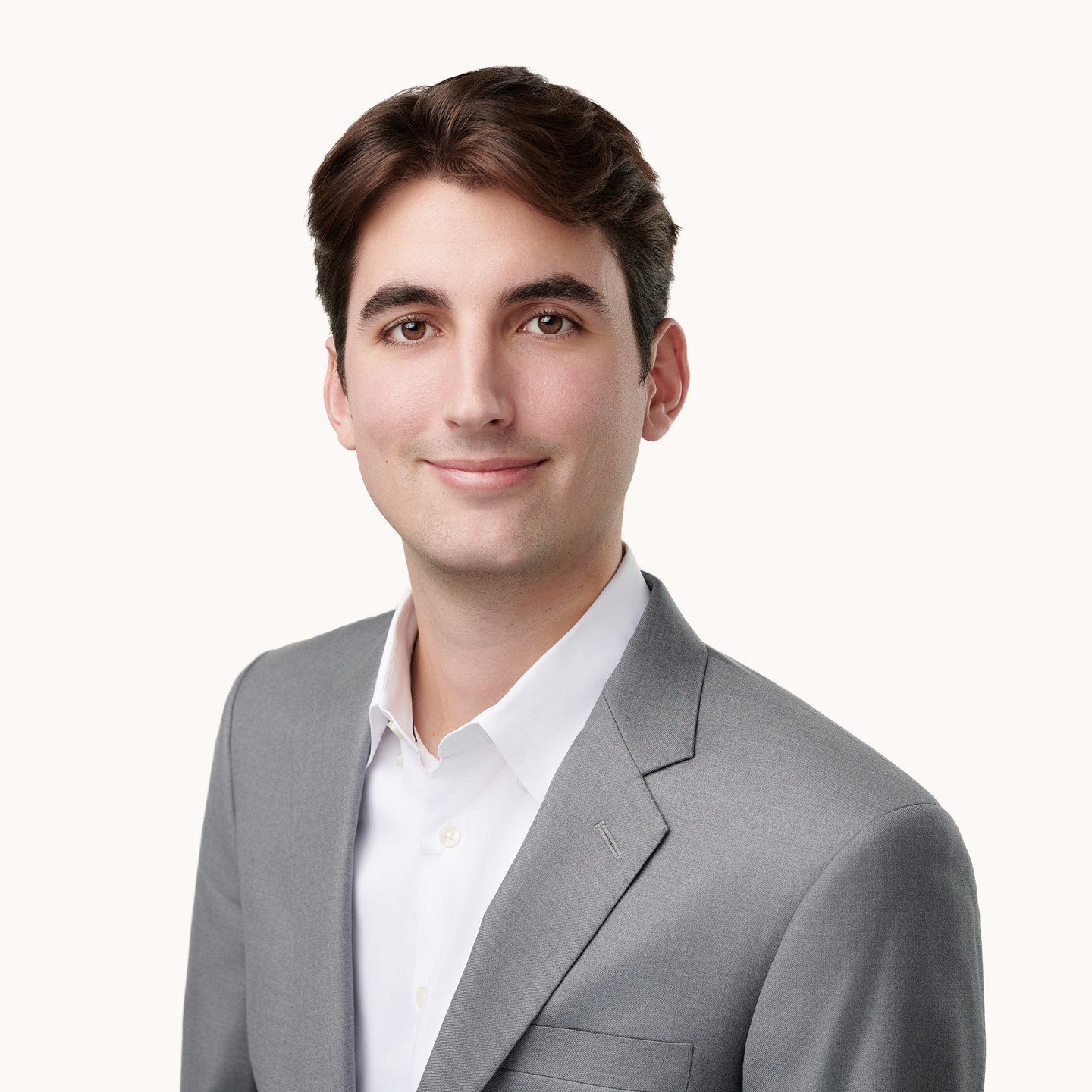 ✨ Key Characteristics of Corporate Headshots ✨⁠
⁠
👔 Formal Attire: Corporate headshots often feature individuals dressed in formal business attire, such as suits, blazers, and ties for men, and business suits or dresses for women.⁠
⁠
🎯 Neutral Back