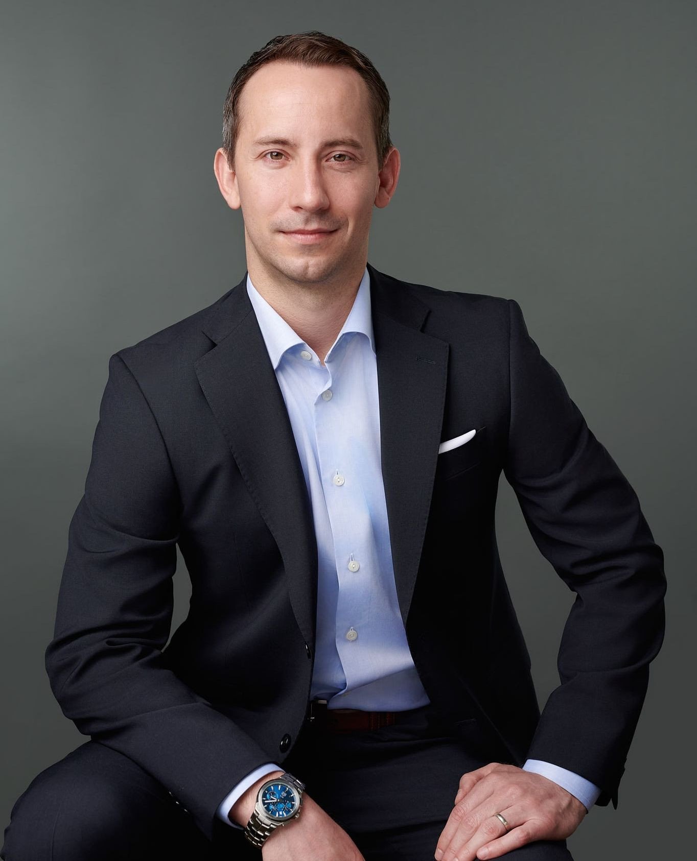 One of the biggest tips for MEN in terms of what to wear for headshots is to skip the undershirt! ⁠
⁠
✅ You might wear an undershirt daily, but they do tend to show up in photos since Studio lighting is used. It&rsquo;s best to skip the undershirt fo