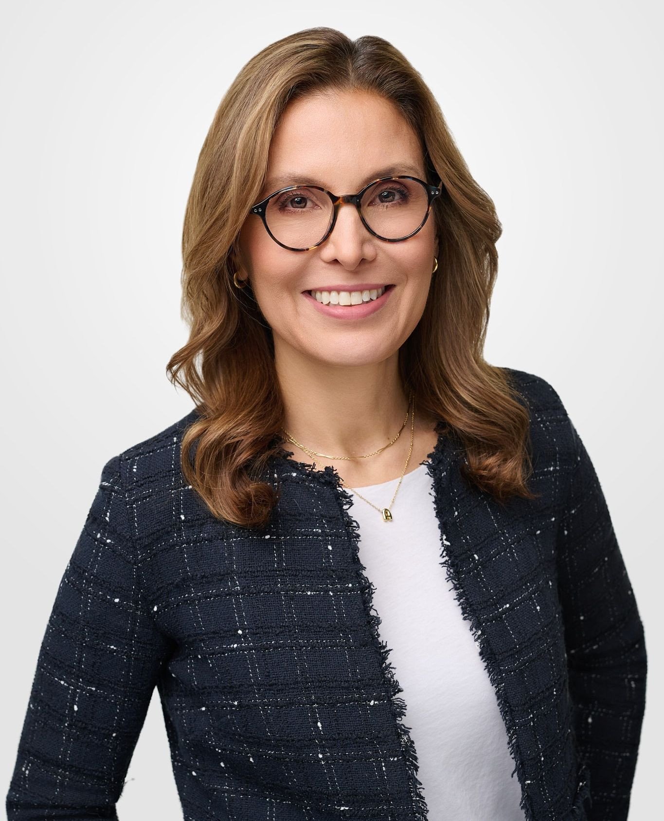 ➡️ Here are some tips for how to feel more comfortable in front of the camera:⁠
⁠
1️⃣ Exposure therapy! Instead of running away when a camera is pointed in your direction, simply jump in and practice having your photograph taken. After a while, it wi