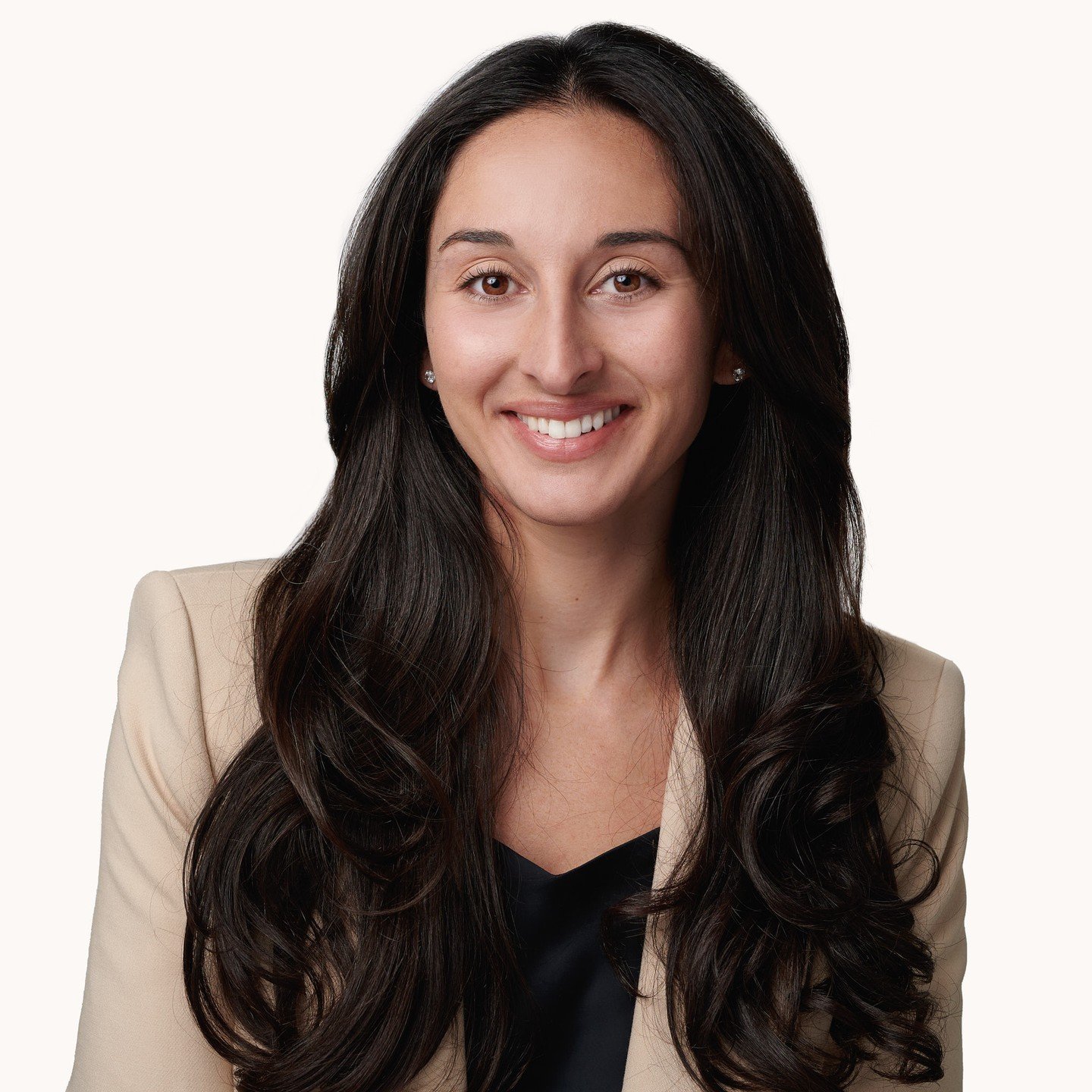 ✨ Key Characteristics of Corporate Headshots ✨⁠
⁠
👔 Formal Attire: Corporate headshots often feature individuals dressed in formal business attire, such as suits, blazers, and ties for men, and business suits or dresses for women.⁠
⁠
🎯 Neutral Back