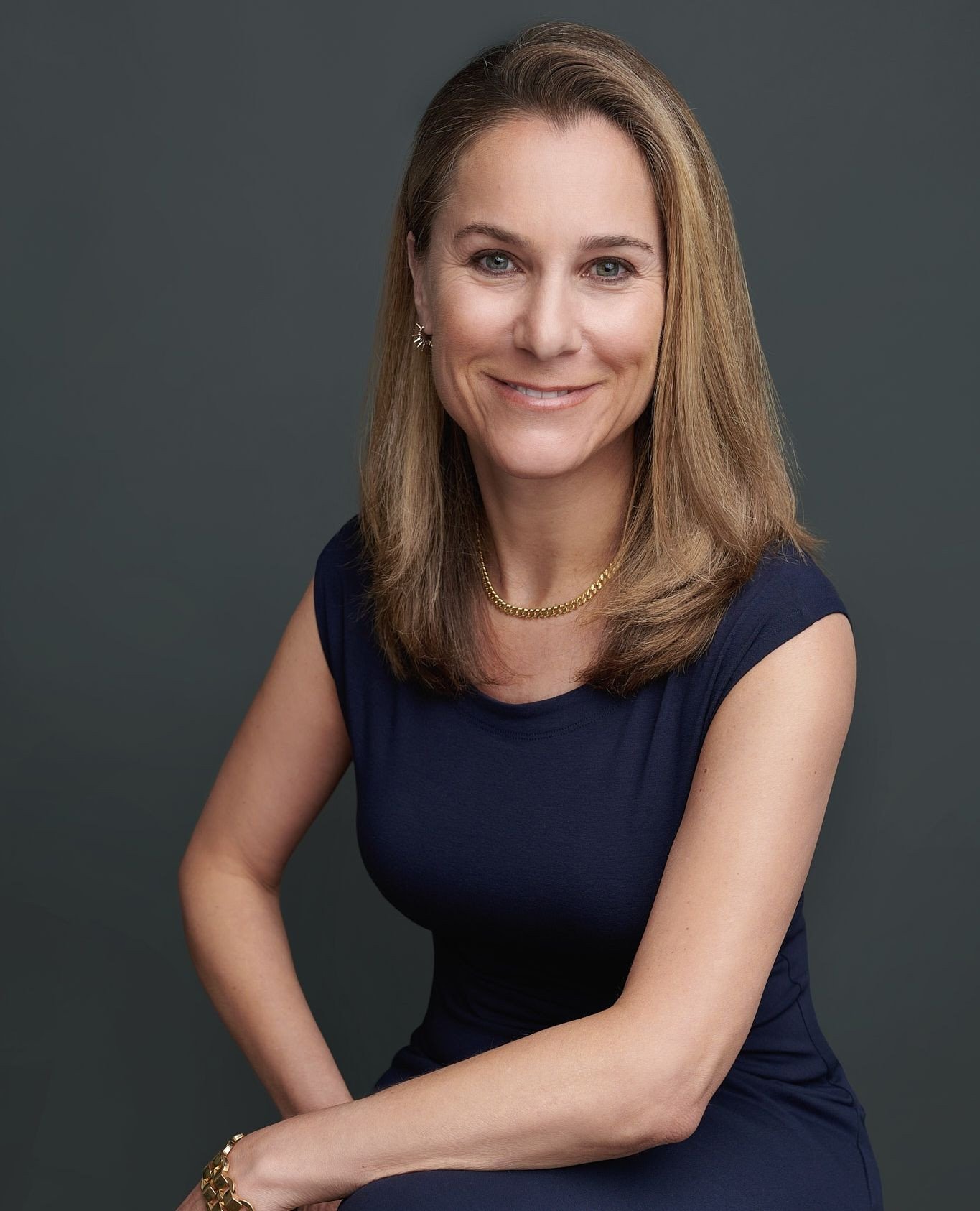 👉️ The easiest business headshot outfit is a simple sheath dress. Choose a neutral color like navy, gray, or black and add accessories like a stylish watch, earrings, or a necklace. For sleeve length, I recommend 3/4 sleeves, full sleeve, or sleevel