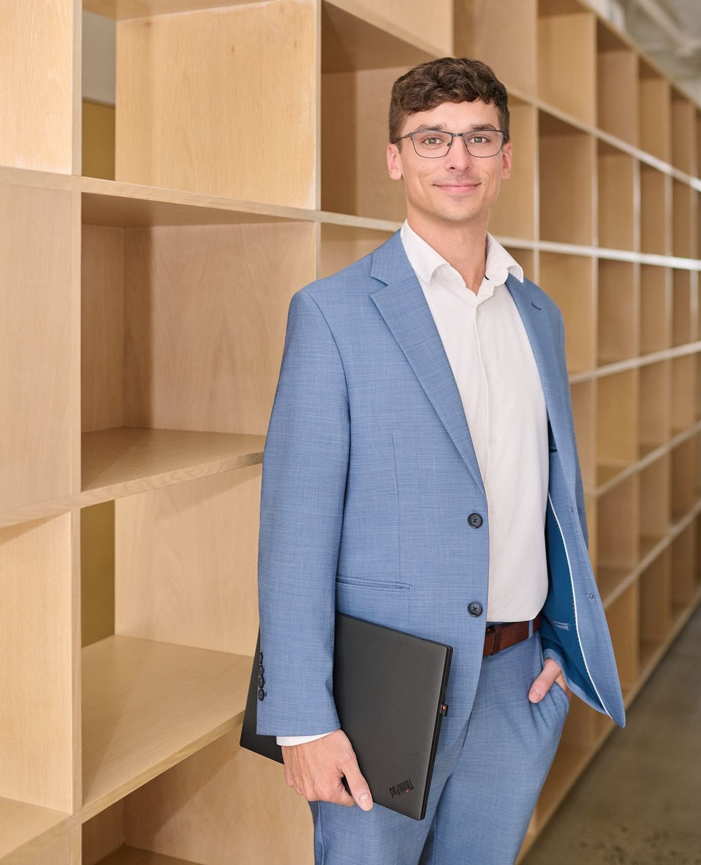 PREPARING FOR YOUR HEADSHOT SESSION⁠
⁠
Whether you opt for a professional photographer or DIY, here are some tips for a successful headshot session:⁠
⁠
👔 Wardrobe: Choose clothing that reflects your industry and personal brand. Avoid distracting pat