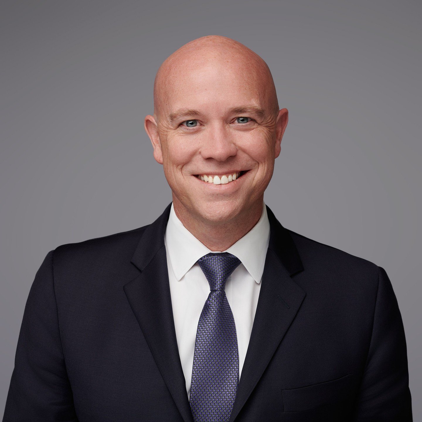 One of the biggest benefits of working with a skilled headshot photographer is the guidance and support provided before, during, and after the shoot. 💁&zwj;♂️💁&zwj;♀️⁠
⁠
👗 Wardrobe Woes? The first question for most headshot clients is: &ldquo;What