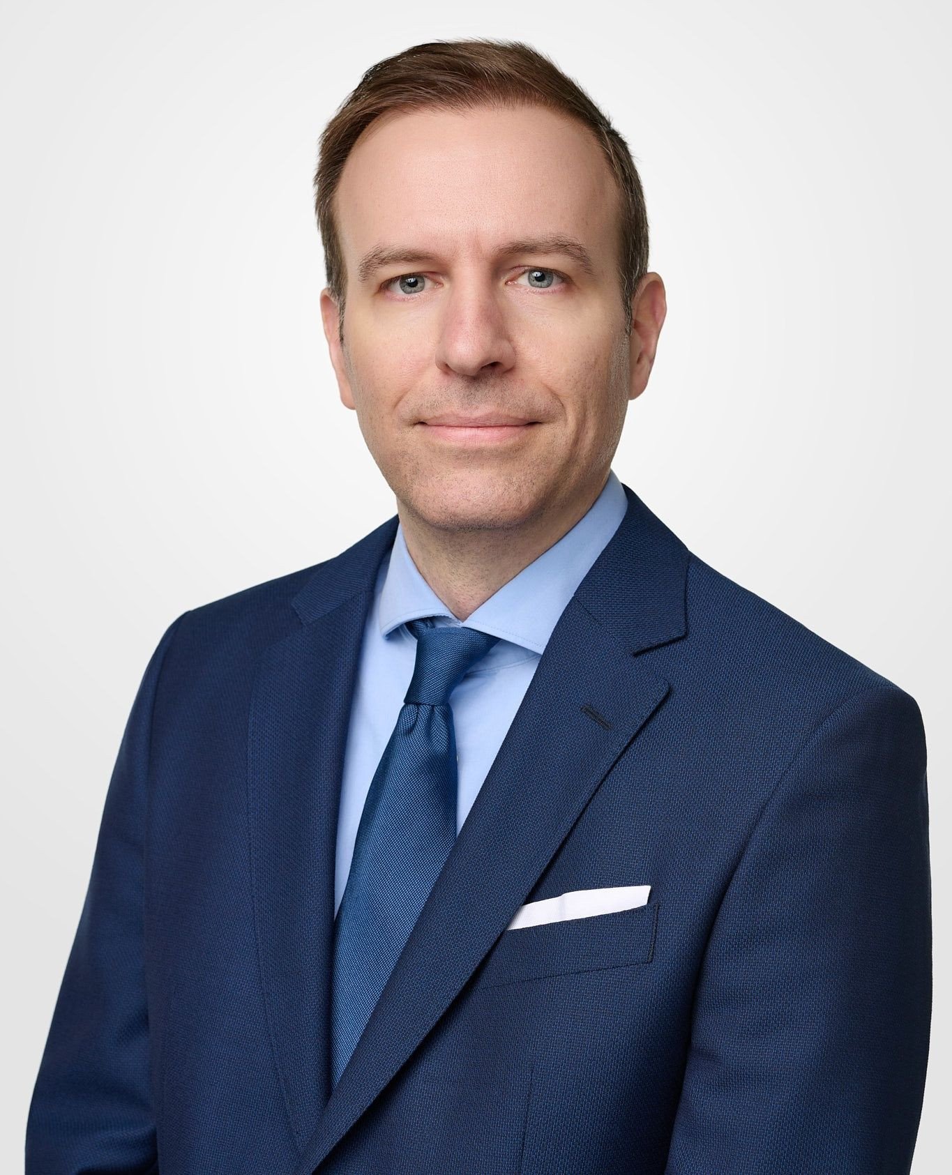 🎨The background in this image is 100% digital. This approach is standard for all my corporate headshots so I can seamlessly match new team member's headshots to the ones taken on-site previously. This is the only way to guarantee that it will look p