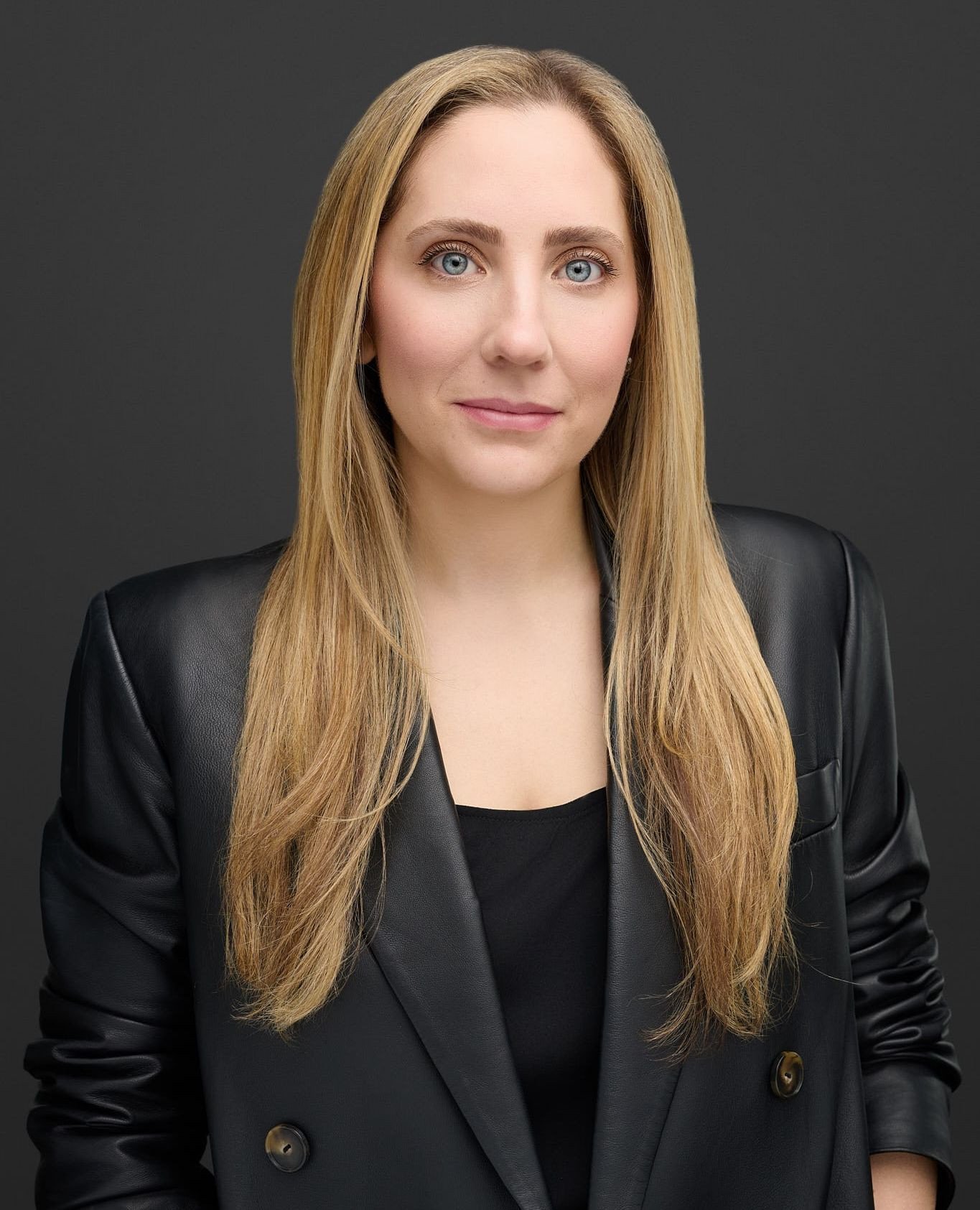 Why You Think You Look Bad in Photos 📸✨⁠
⁠
The truth is that being "photogenic" is not a genetic gift. 🧬 Most people hate photos of themselves because they are judging their appearance based on harsh overhead office lights or a quick phon