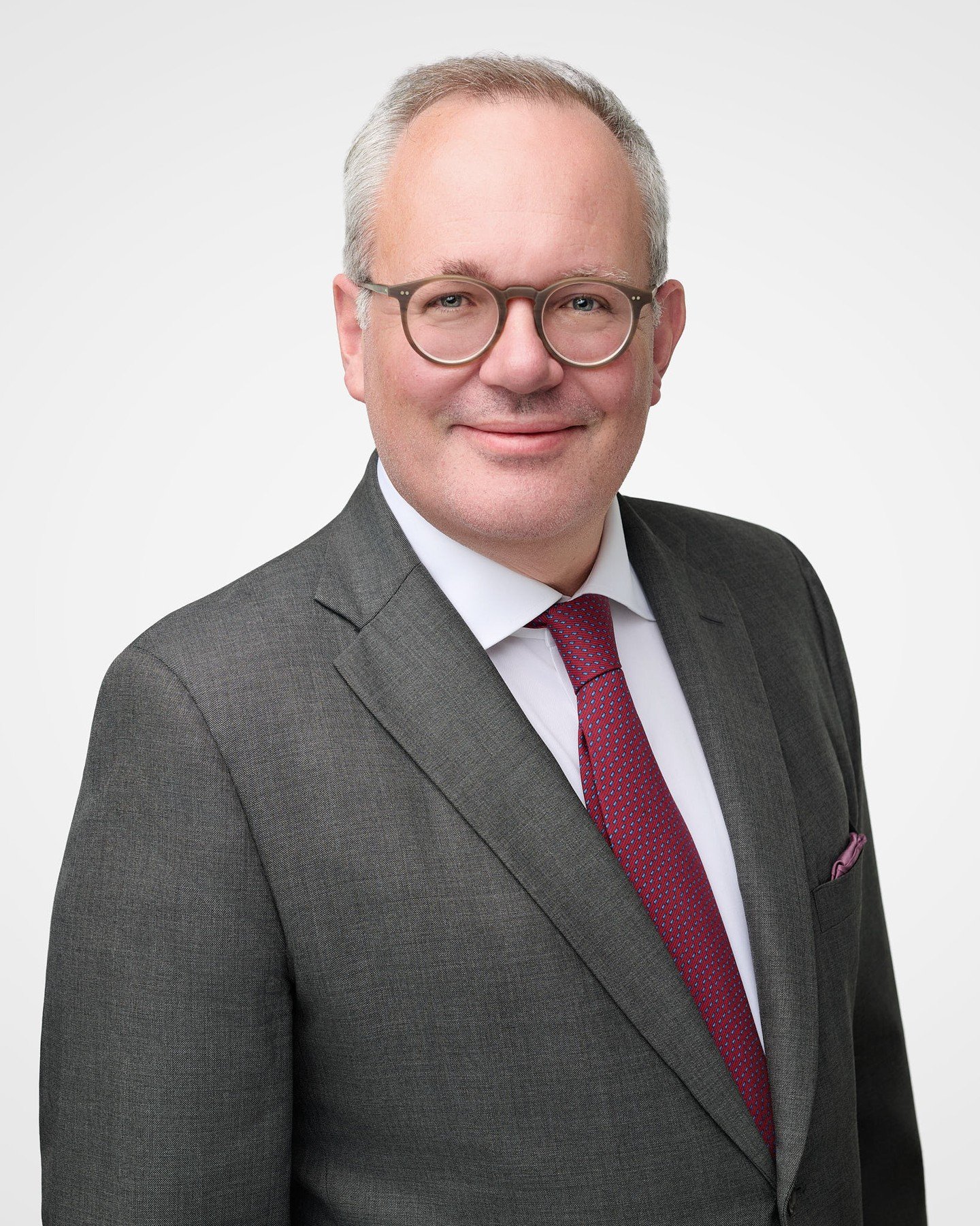 👉 One of the biggest things to remember when it comes to selecting what to wear for your headshot is that anything that represents your personal style will be better than a piece of clothing that follows all the rules. If you love patterns or bright