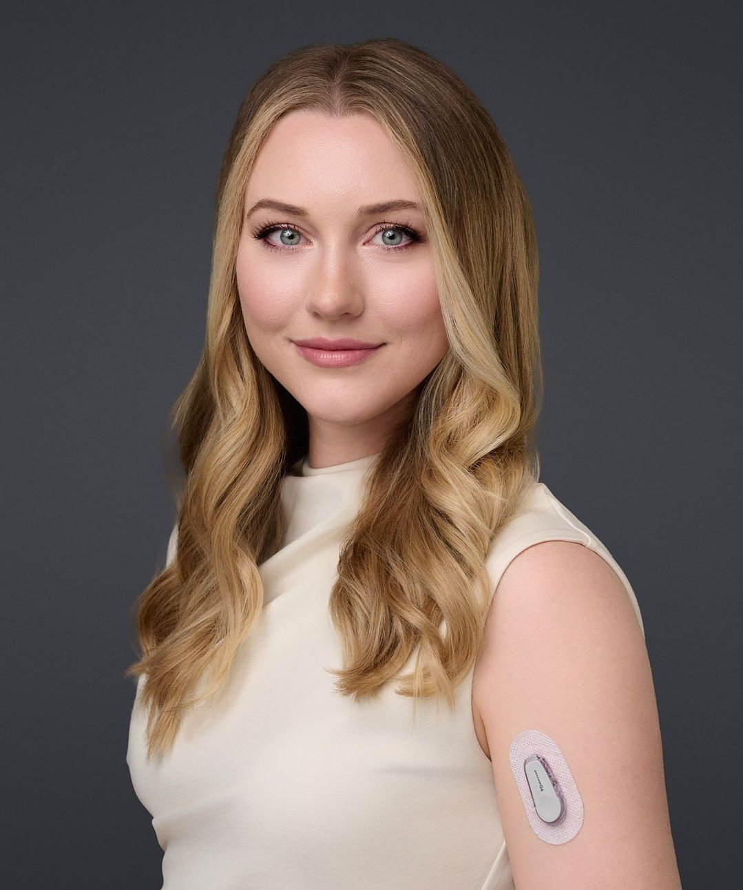 When it comes to headshot accessories, less is almost always more. You want your jewelry to complement your look, not dominate it. 💍⁠
⁠
A few things to keep in mind:⁠
* Jewelry: Stick to simple studs or a dainty necklace. Big pieces can catch the li