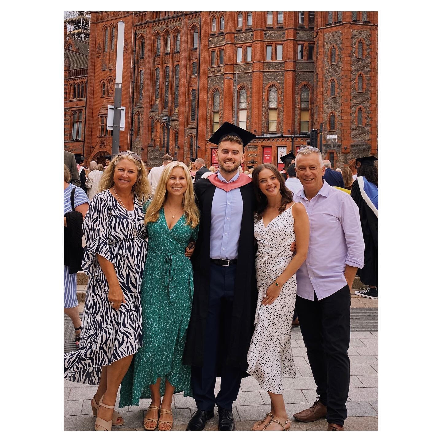 Celebration boy 👨🏻&zwj;🎓🎉
&bull;
&bull;
&bull;
&bull;
#liverpool #graduation #universityofliverpool #YESCHARLIE#celebrationboy #smashedit #uni #family