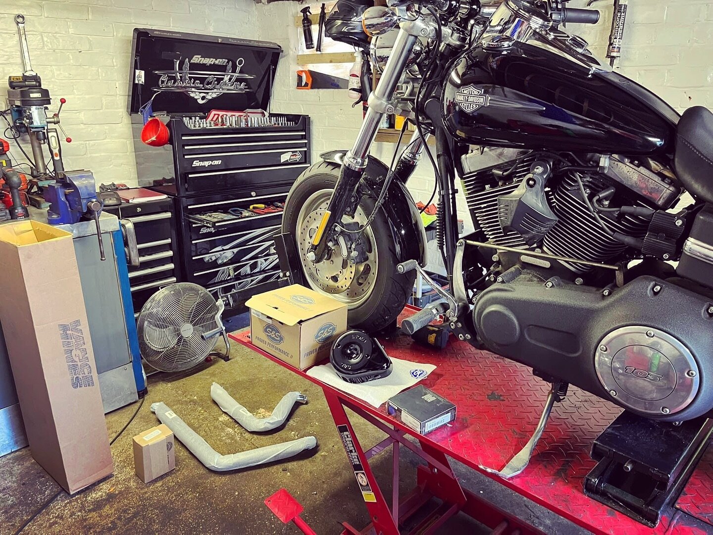 Lovely 103 Fatbob in for power mods. New intake, exhaust, larger camshafts and fuel pack is being installed.
