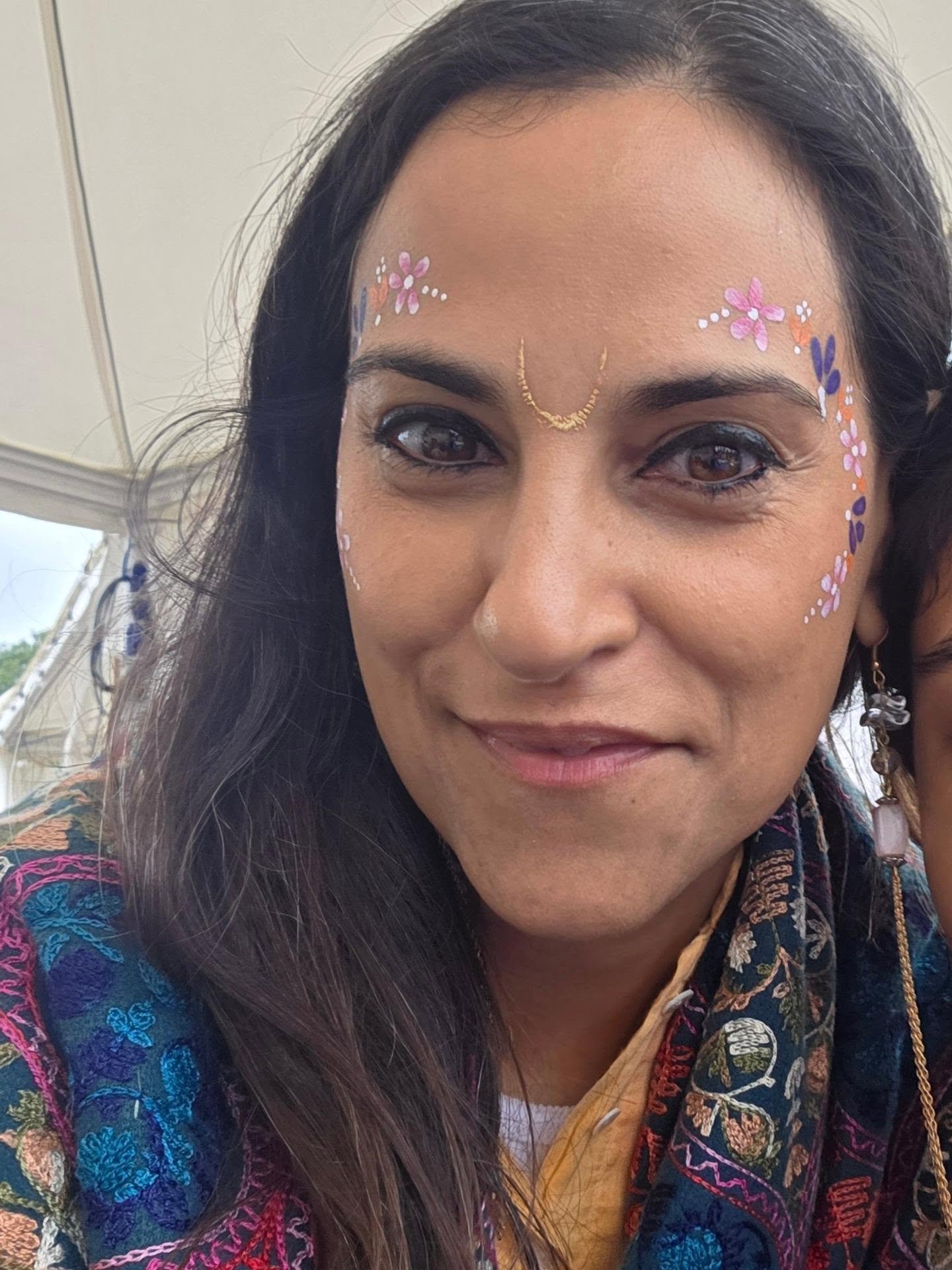 Its Shri Krishna Janamashtmi celebrations at bhaktivedanta Manor. (krishnas birthday ) ...had a wonderful time with family and friends. 

Face painted with gopi dots. Felt like radhas with my sis and @healthvianutrition . Giggles and hugs ! 💕

I had