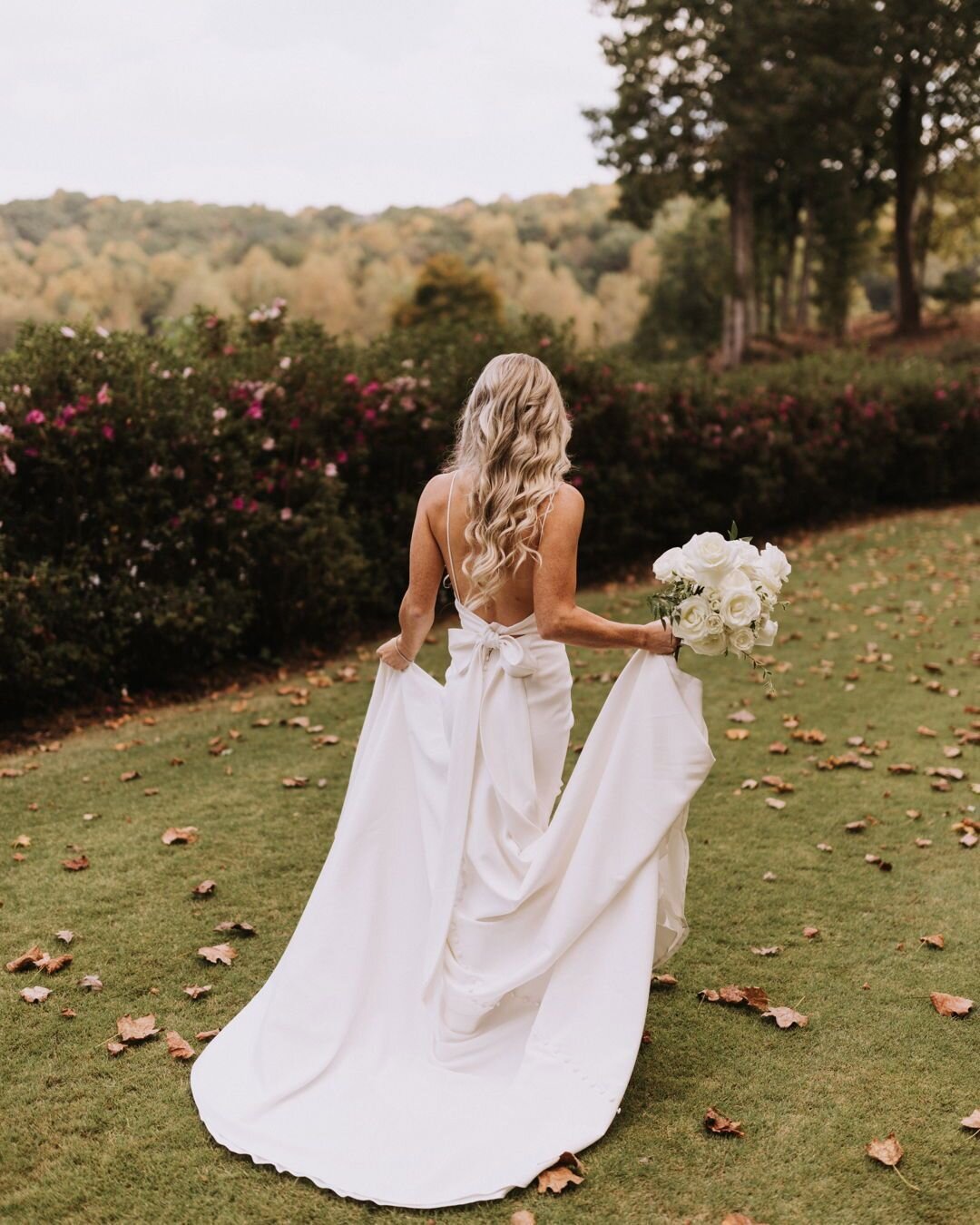 The back of this dress was on point👌What kind of design do you want for your dream day?