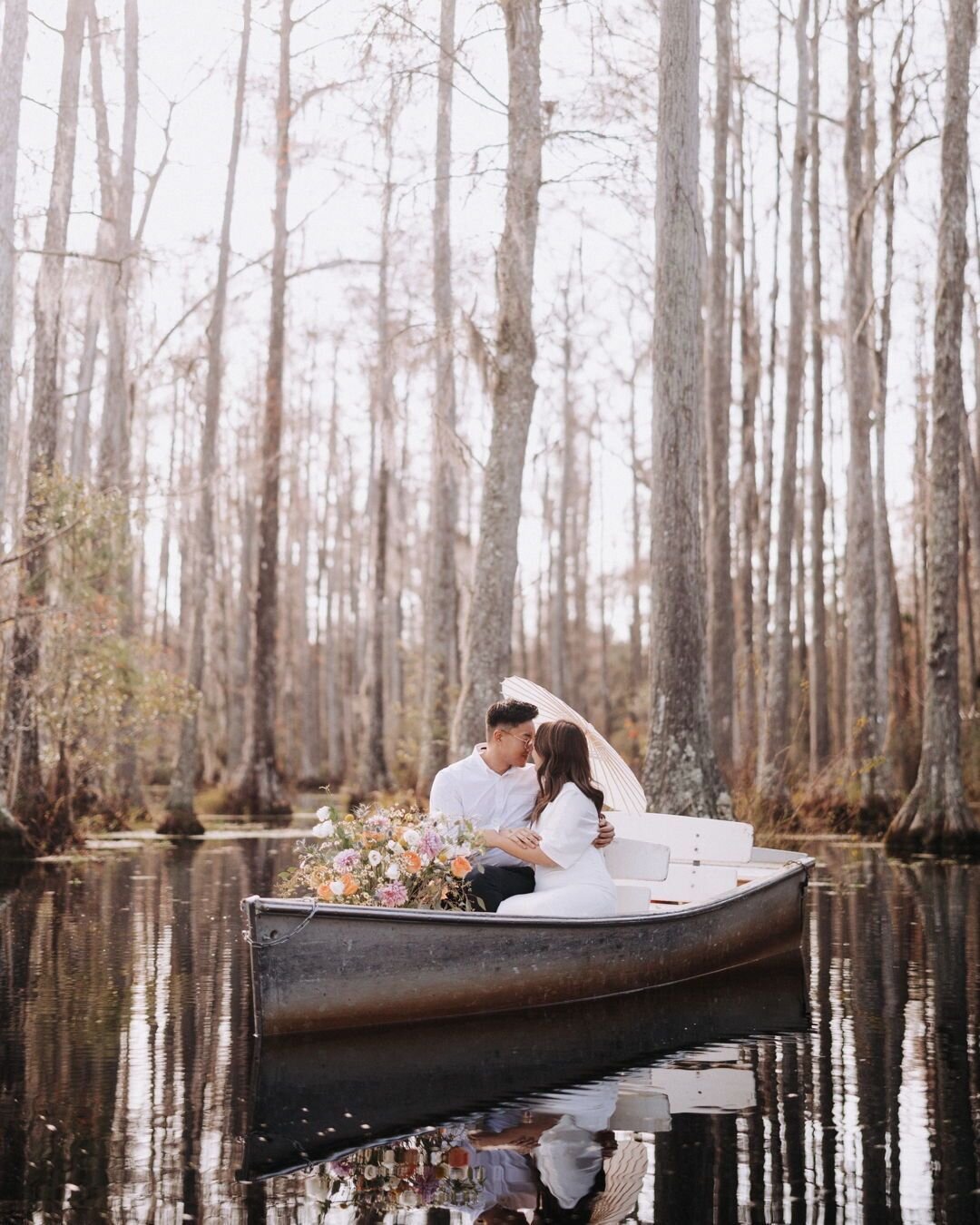 Eugene and Mimi was looking so cute during their boat ride session😍 Shout out to Mimi for her amazing flower arrangement skills💯