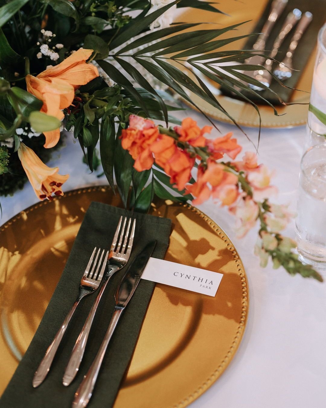 Vibrant floral centerpiece couldn't be more perfect for a summer wedding 🧡