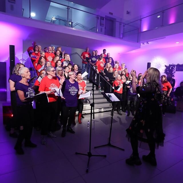 The highly acclaimed local musician Katie Richardson is offering NI businesses the chance to form Virtual Workplace Choirs during lockdown, under her tutorship. 🎤🎵 Katie already successfully directs the choirs of Baker MacKenzie, Lidl, Women in Bus