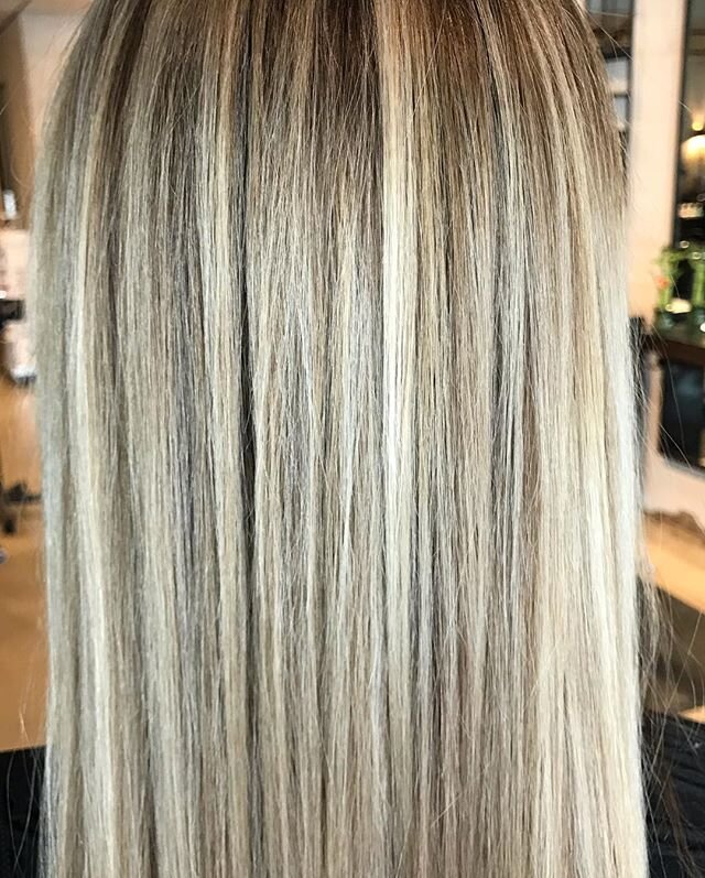 Sometimes roots are a good thing... so much texture in the end 
#SexyEffortlessUndone