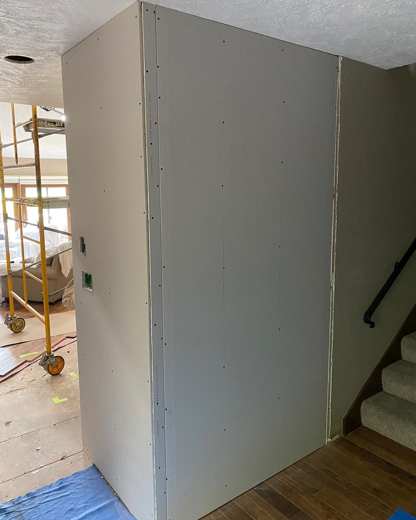 Great results like this come from quality workmanship and quality material! 🦺 &amp; that&rsquo;s what we&rsquo;re all about at Fine Finish Drywall💯 
Swipe to see final result! 

#siouxfalls #finefinishdrywall #drywall #finishworks