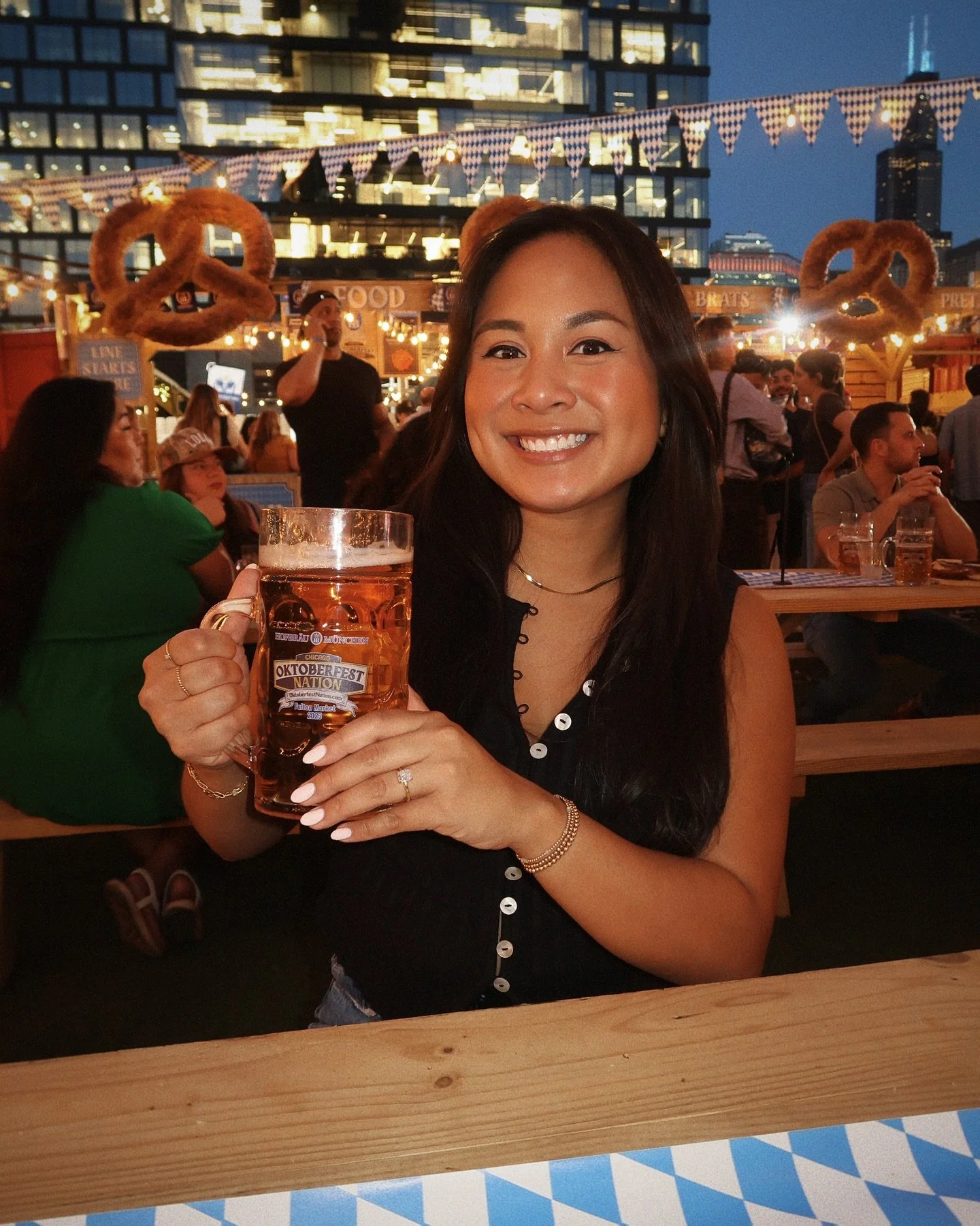 Big beer girlie 🍻 (I came for the pretzels)

#oktoberfestchicago #welovepopups #thingstochicago #chicagodatenight