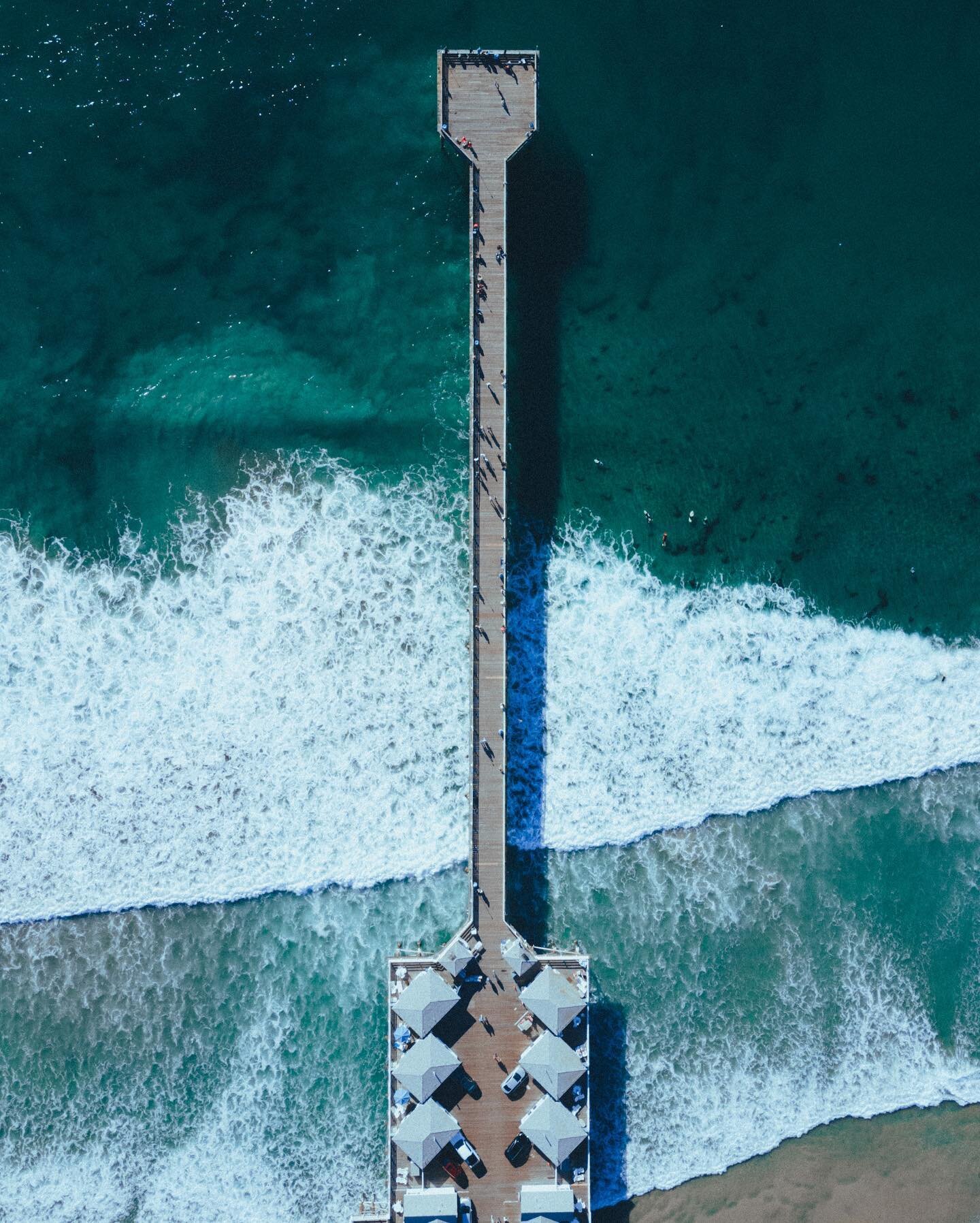 The pier looks like a big pizza shovel pan thing (I don&rsquo;t know what they&rsquo;re called) 

Happy Sunday! 🤙🏻

#dji #mavicair2 #pacificbeach