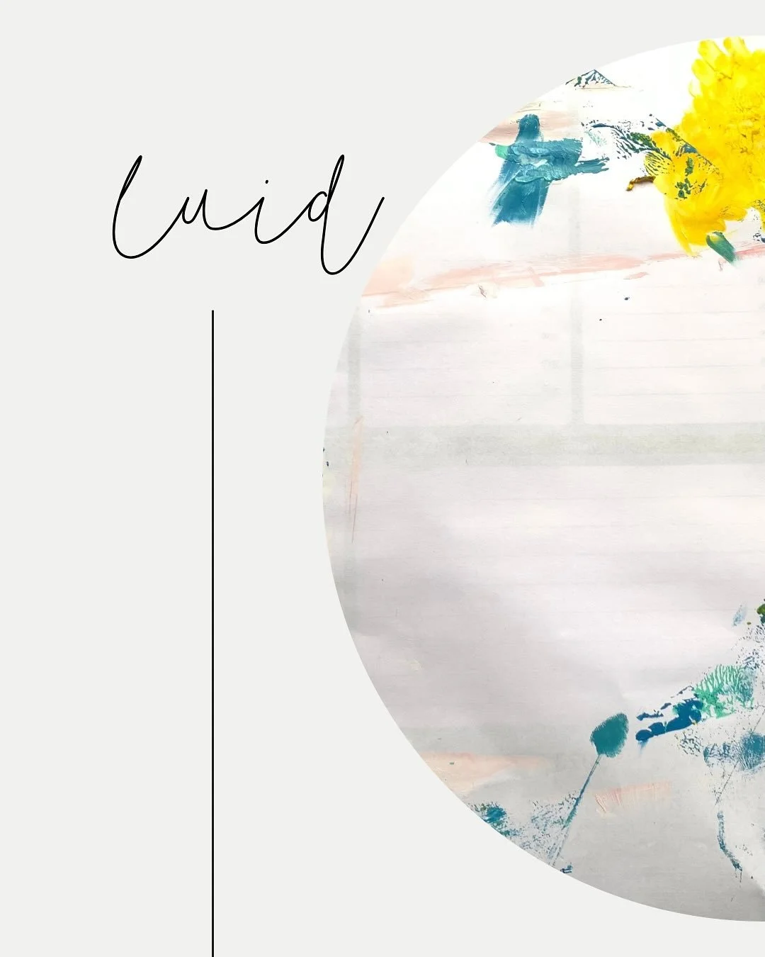 ze wacht en lacht
ze weet dat hij er is
geruisloos komt hij binnen
dichter en dichter bij
legt zijn koude handen om haar heen
dichter en dichter bij
zoekende handen op weg naar haar hals
dichter en dichter bij
haar lichaam verstrakt
en dan met een la