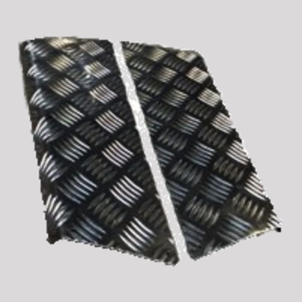 Discovery 1 Chequer Plate Rear Wing Corners – Black powder coated – DDS Metals