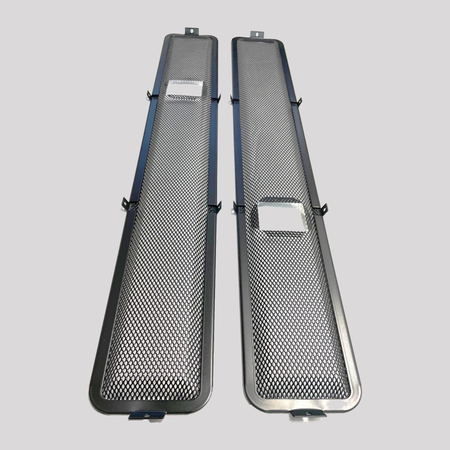Defender Late Bulkhead Fly Screen Mesh, Screw-In (2003-2006) – Black powder coated – DDS Metals