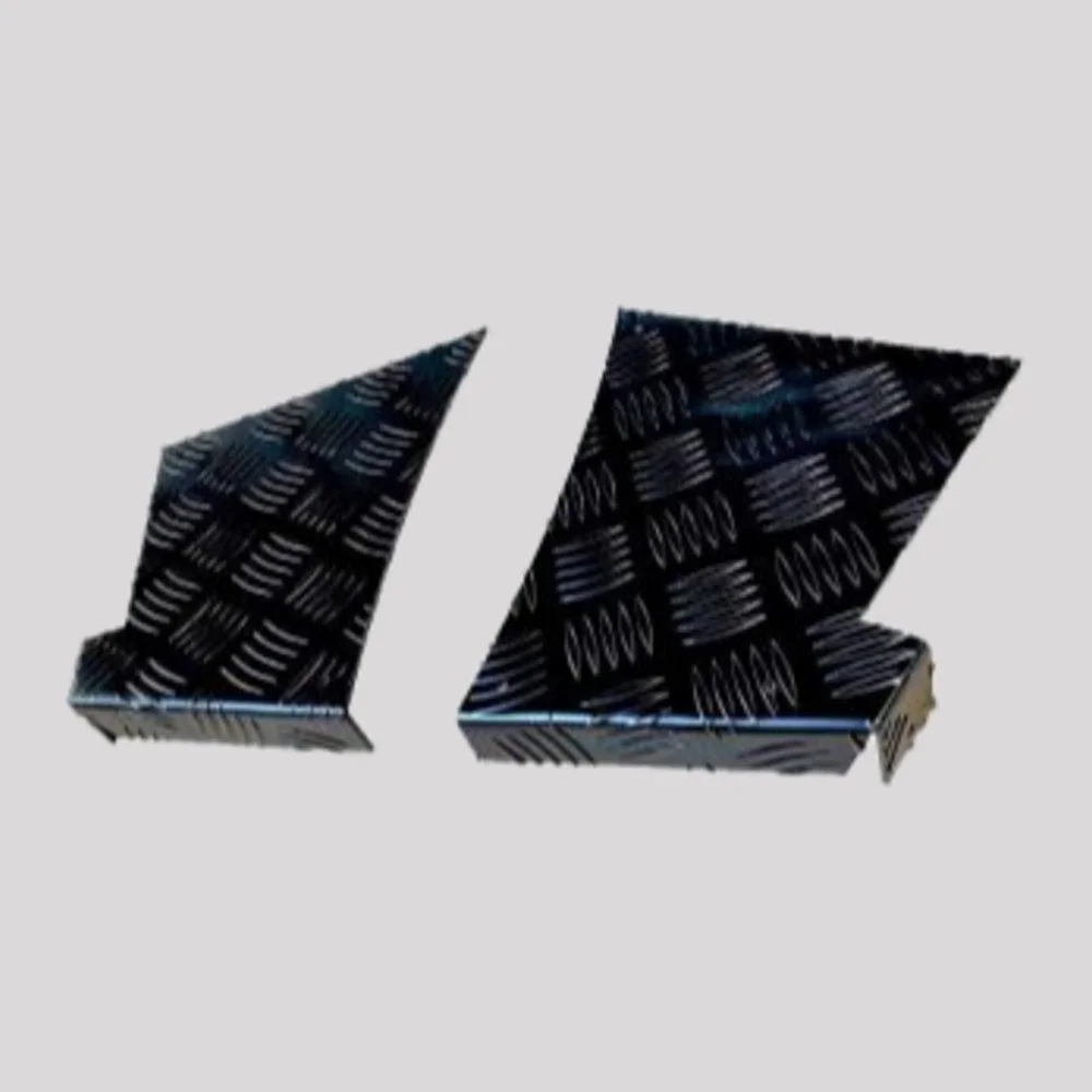 Defender 90 Chequer Plate Rear Wing Corners – 2mm, Black powder coated – DDS Metals