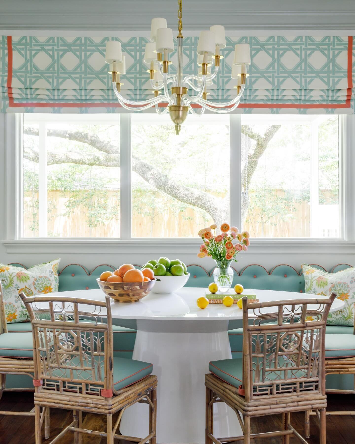 When it feels like the 100th day of January I start day dreaming of spring sunshine and happy florals! ☀️🌷 #lilamaloneinteriors #breakfasttable #houstoninteriordesign #rachelmanningphotography #raoultextiles #visualcomfort #carletonvltd #banquettese
