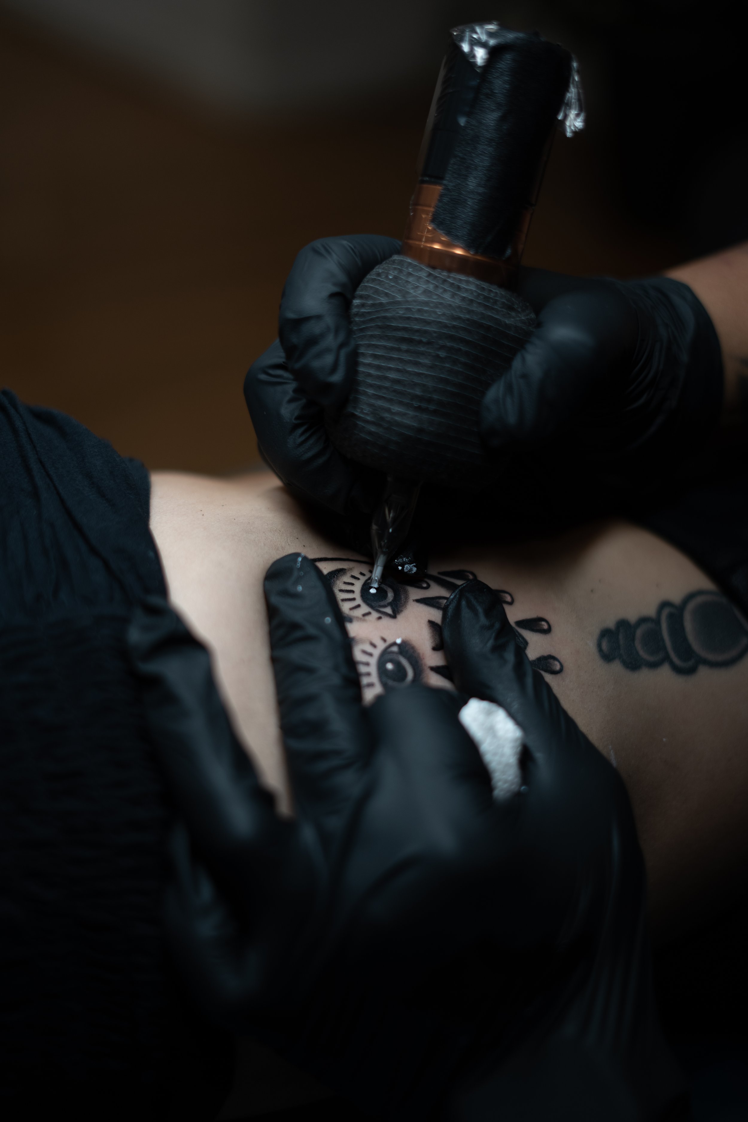 Free Photo | Hands drawing tattoo on arm with needle machine