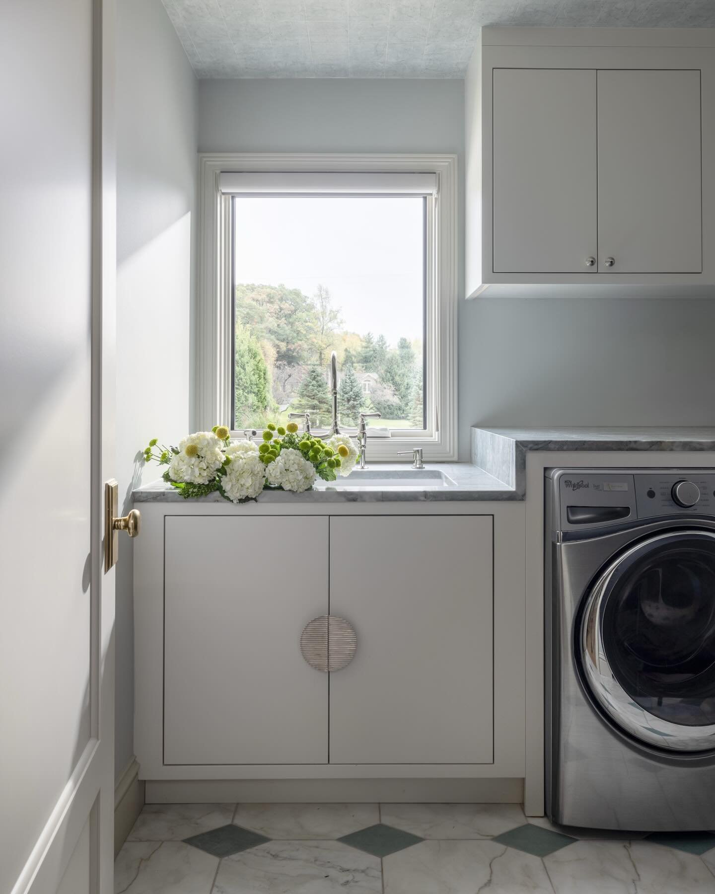 Utility, softened. A generous sink, quiet color, and a floor that brings just enough rhythm to the room🫶🏼

Design: @kilanodesignbuild 
Photography: @mvp_detroit