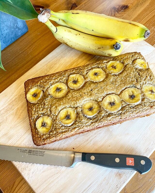 Decided to whip up some quick banana bread today! This recipe is as simple as it gets with only 5 ingredients 👍🏻 &bull; 3 ripe bananas &bull; 2 cups of old-fashioned rolled oats &bull; 2 eggs
&bull; 1/4 cup honey or maple syrup &bull; 1 tsp baking 