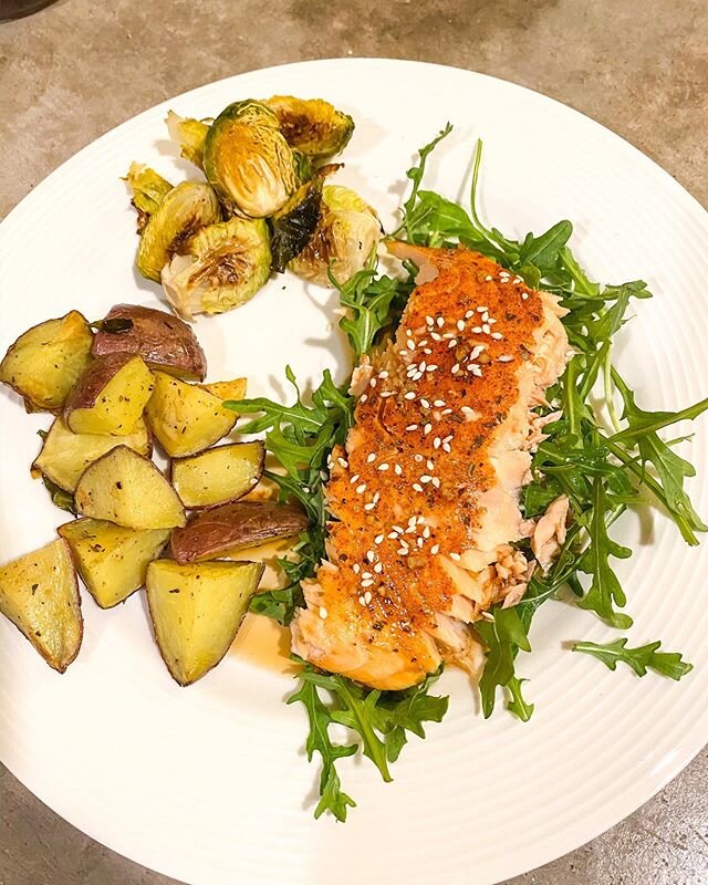Cedar plank salmon on a bed of arugula OH MY LANTA 😍🔥 grilled to perfection thanks to the grill master himself, @topherm12! The sauce drizzled on top was 💯💯. Baby tators and brussel sprouts cooked on the side! &bull;
Cedar plank salmon🐟: 1. Soak