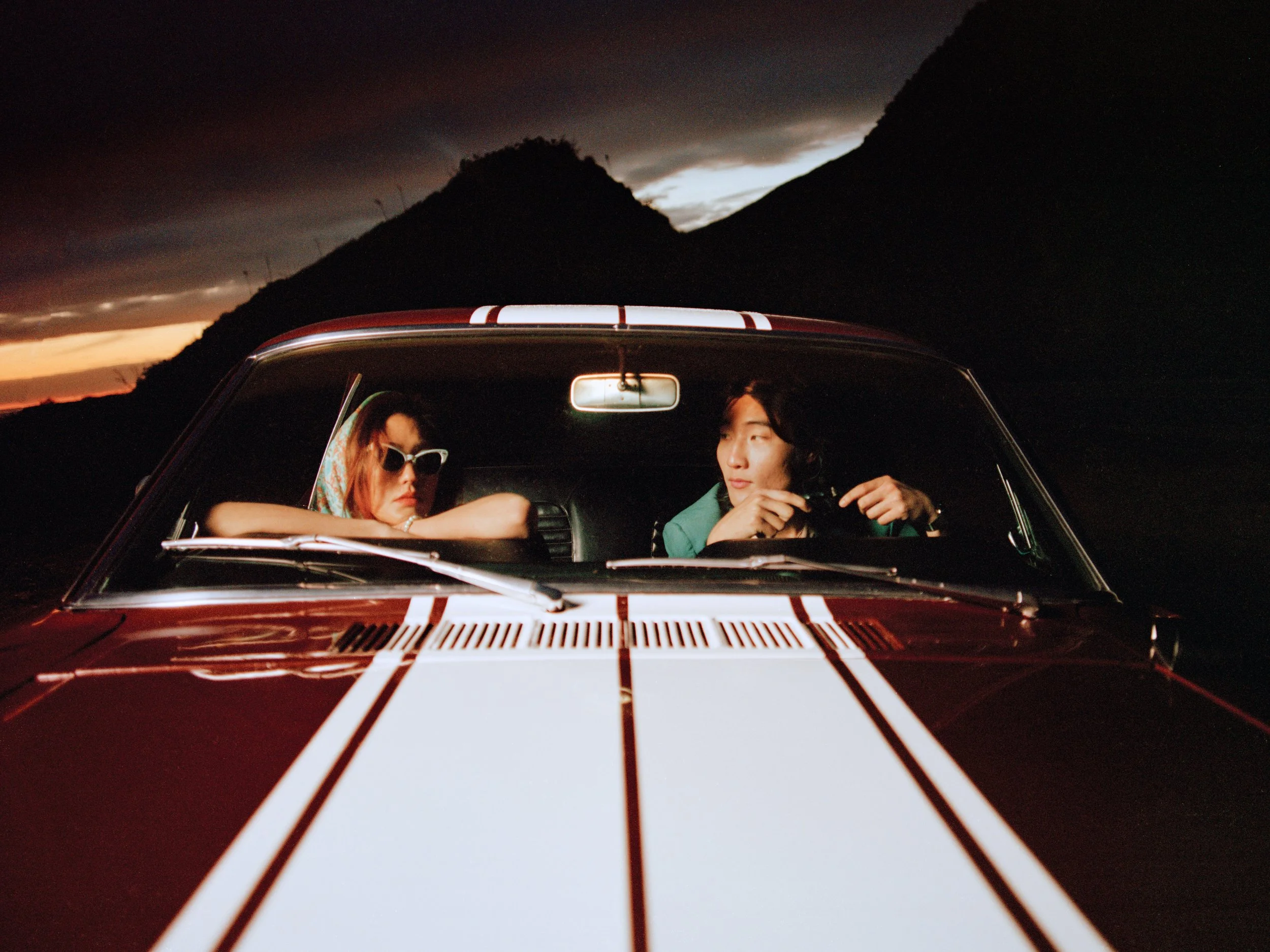 Enticed by depictions of the American Dream, many Koreans in the post-war era were inspired to move to the US, which advertised itself through pop culture, fashion, and sleek sports cars. Referencing road trip movies by Jim Jarmusch and Wim Wenders,