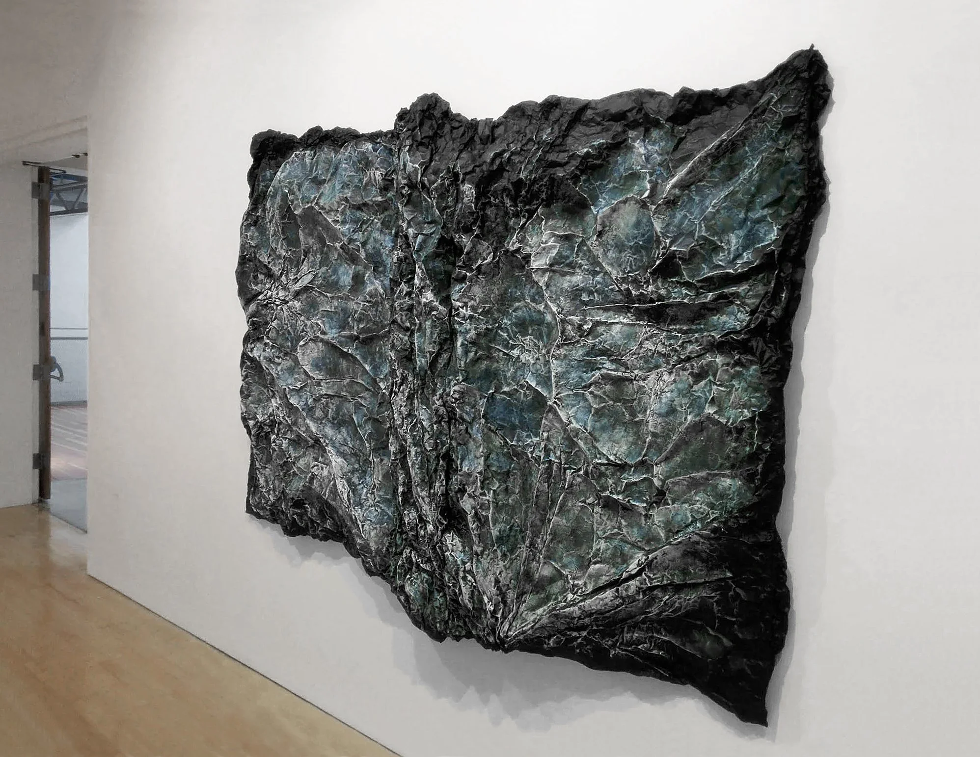    In Sensitive Chaos, philosopher Thomas Schwenke explores the potential that dwells in water. It burrows in a rhythmic course into its surroundings and is subject to the effects of time which gradually alters the structural forms of its meanders - 