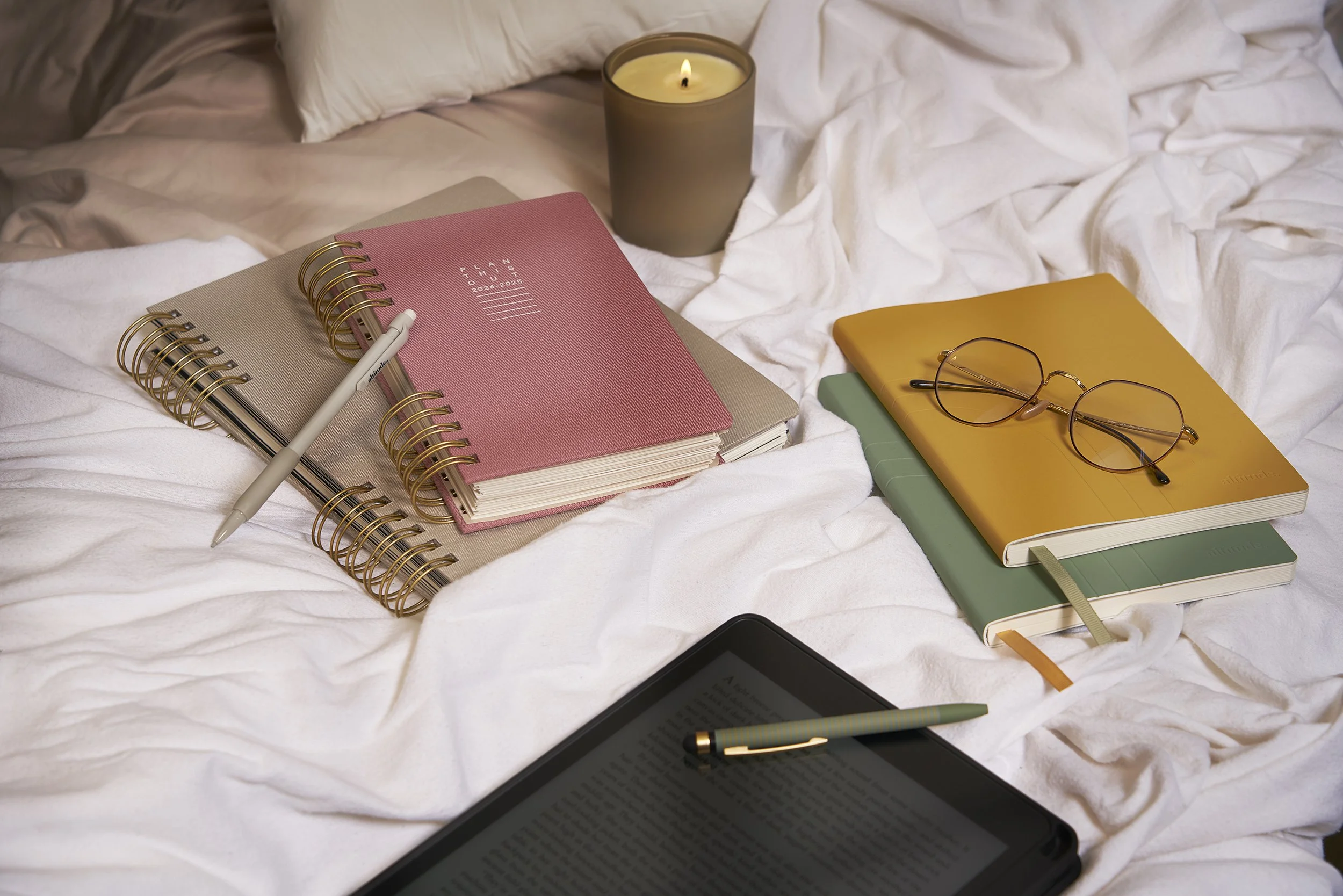 Altitude-Yoobi-bed-planner-padfolio-pen-stylus-3000x2000.jpg