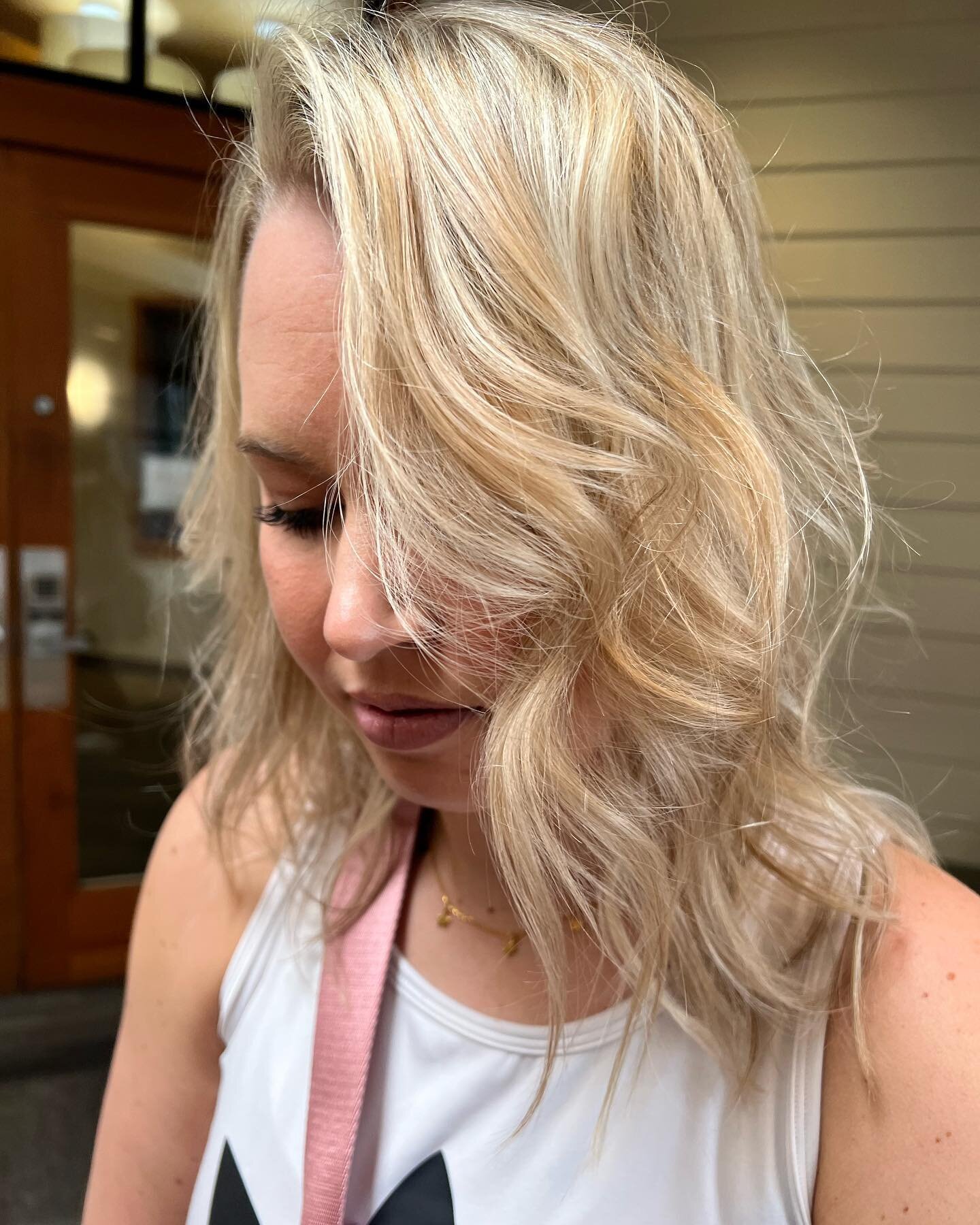 Blonde perfection for the one and only @onceuponafitnessco @champagneandsparkle_  Swipe for before!
