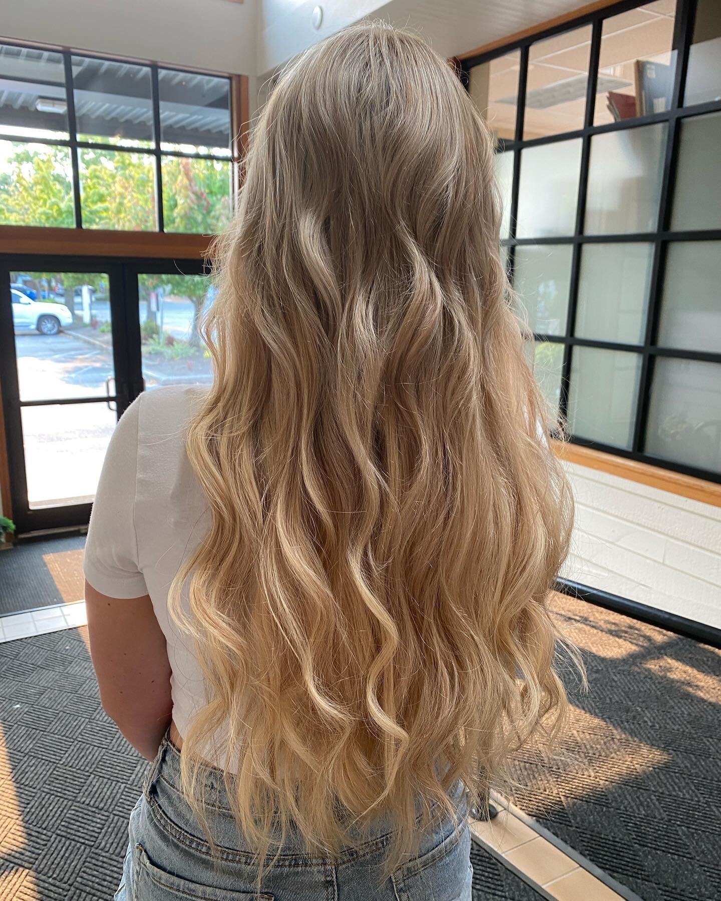 I have been waiting for the right moment to share this ✨GORGEOUS✨ extension makeover on my girl @onceuponafitnessco. We started with a foil, base bump and finished her look with 5 packs of @hotheadshairextensions keraflex extensions. This application