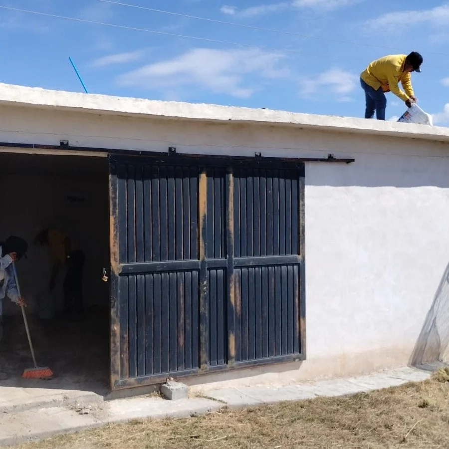 &iquest;Qu&eacute; hace un guardaparque? 🌿

El d&iacute;a de hoy, los compa&ntilde;eros Homero Ram&iacute;rez y Carolina Curiel, junto con la brigada, est&aacute;n realizando labores de mantenimiento en el Centro de Acopio del Ejido El Diamante, un 
