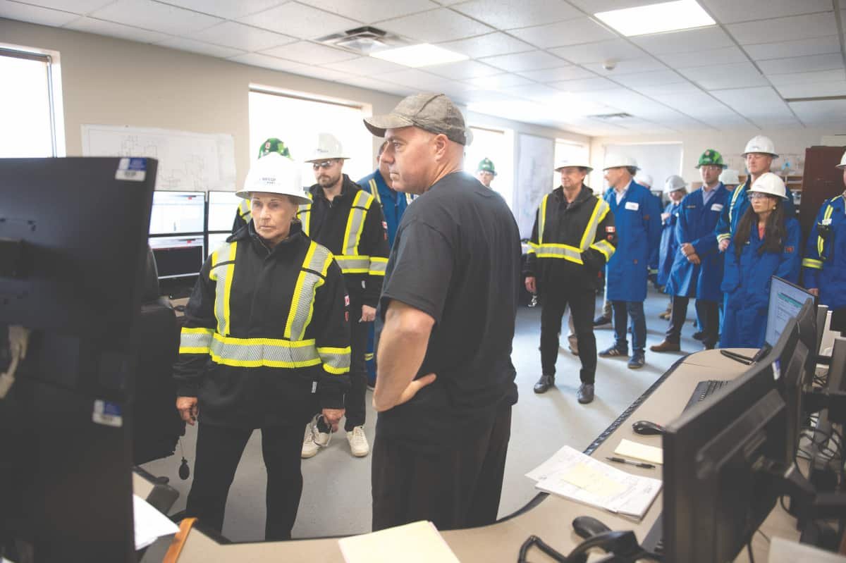 Energy minister tours CO2-enhanced oil recovery facility