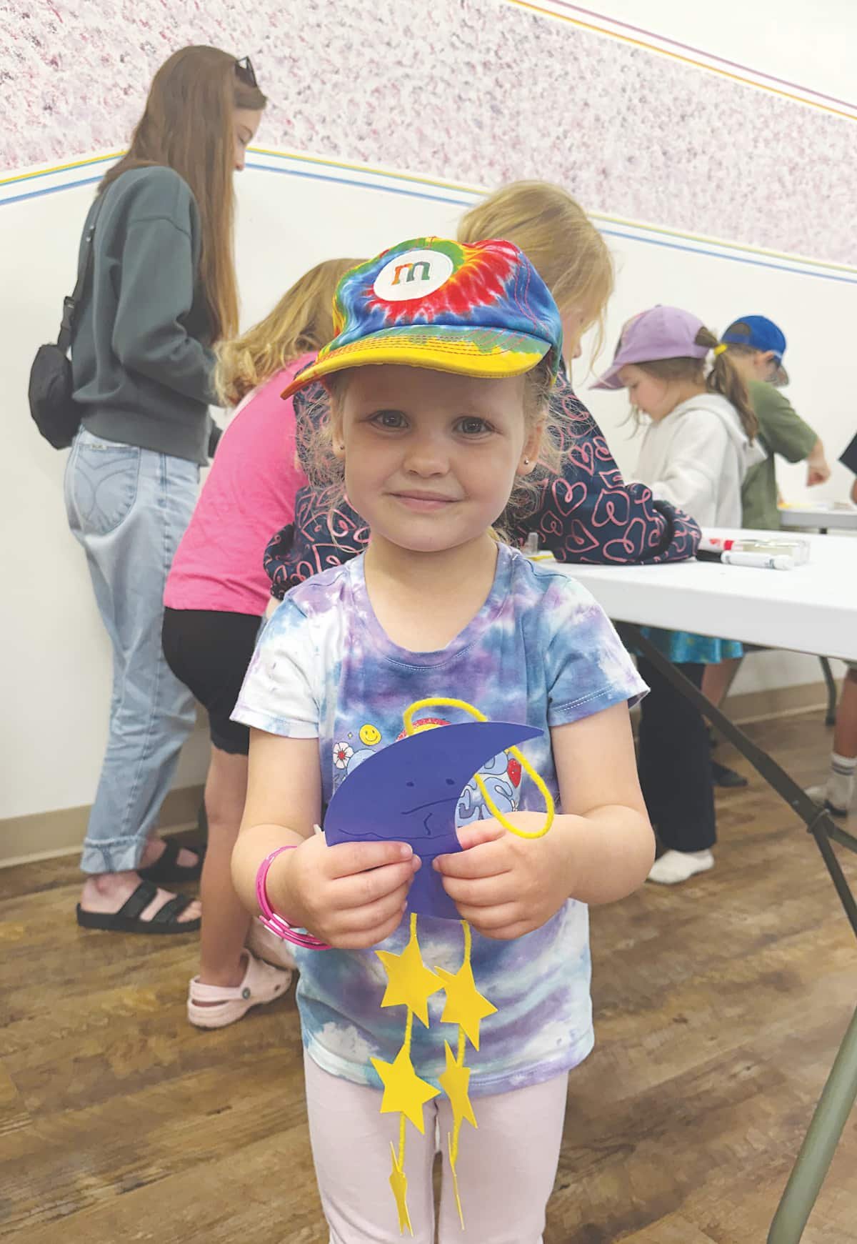Hanging the moon: Kindersley Library wraps up summer