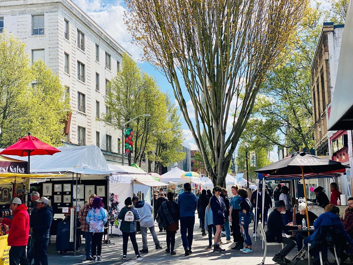 It was a beautiful day today at the Tulip Festival Street Fair! We can&rsquo;t wait for more fun &amp; good weather tomorrow and Sunday! 

Hours:
Saturday 10-6
Sunday 10-5 

@julesthejuggler is here BOTH Days - lots of fun in #downtownmv 🌷

Want mor