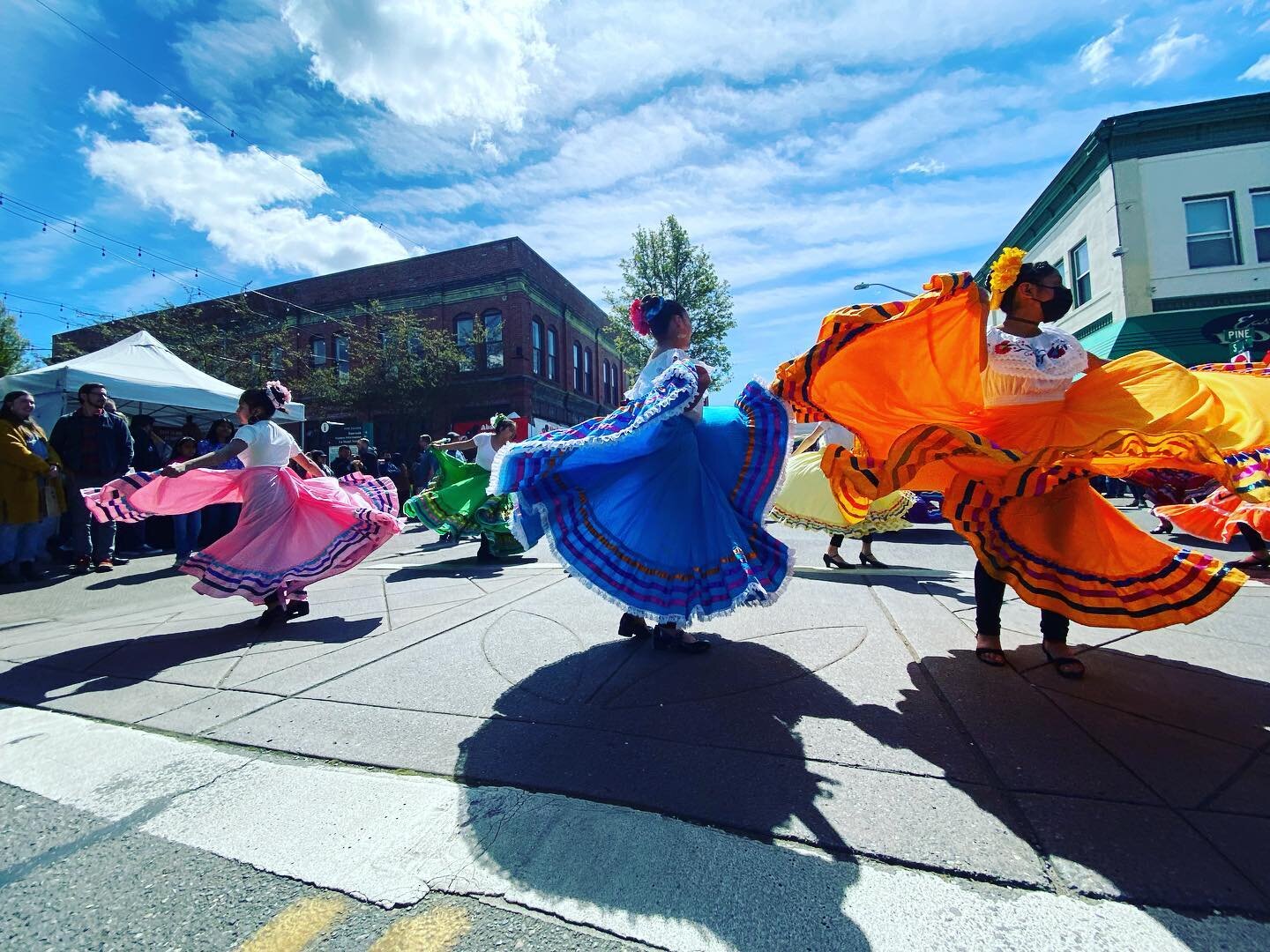 Big ups to LaVenture Middle School&rsquo;s Baile Folkl&oacute;rico and their spectacular show. Thank you for showcasing your fabulous talent at the @tulipfestivalstreetfair 🤩