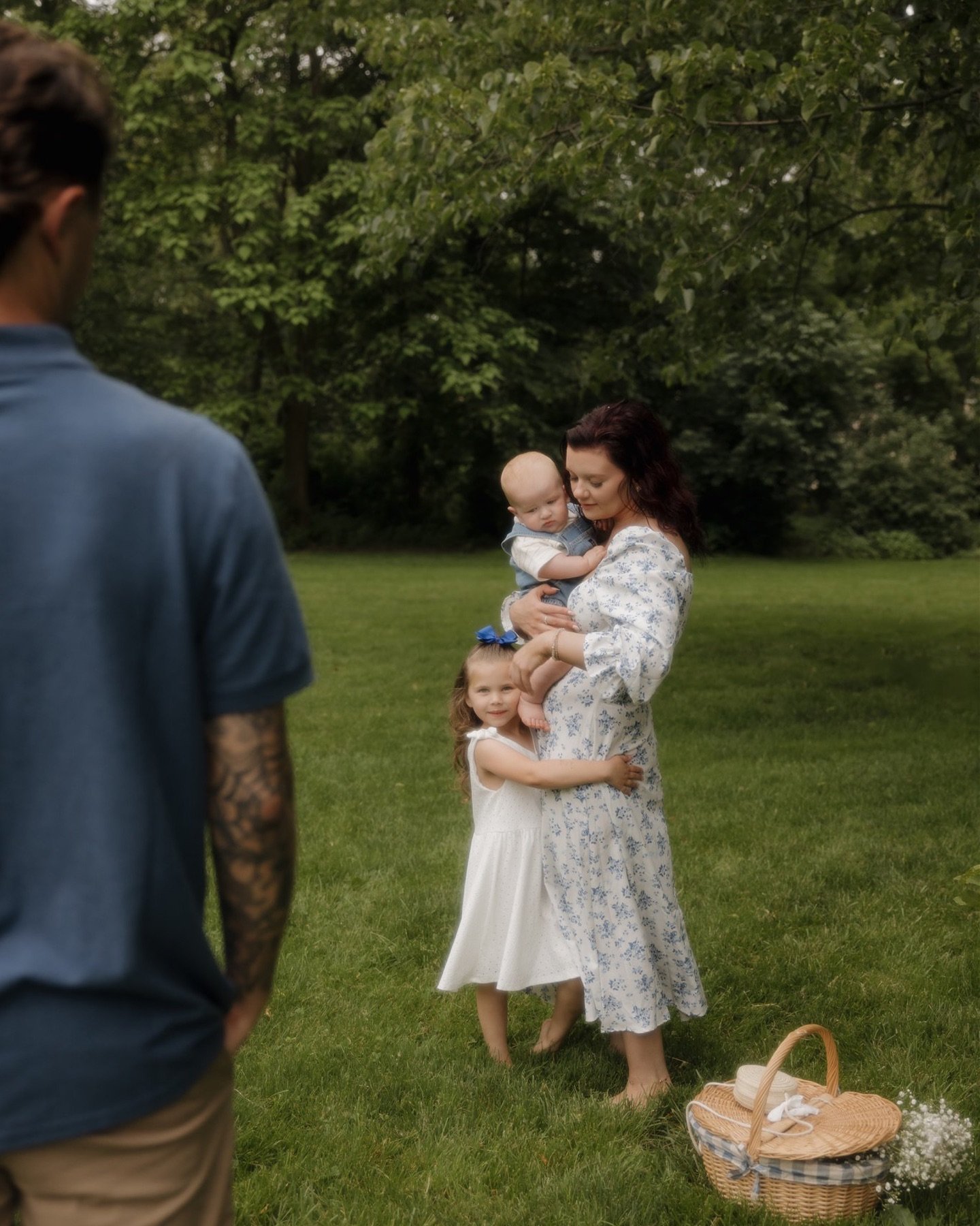 A sweet little picnic with Morgan, Caleb, Sawyer, and Weston 🫶🏼 ring around the rosey, babies breath, smelling flowers, little toes, and strawberries 🥹 I loved everything about this session and this day 🖤