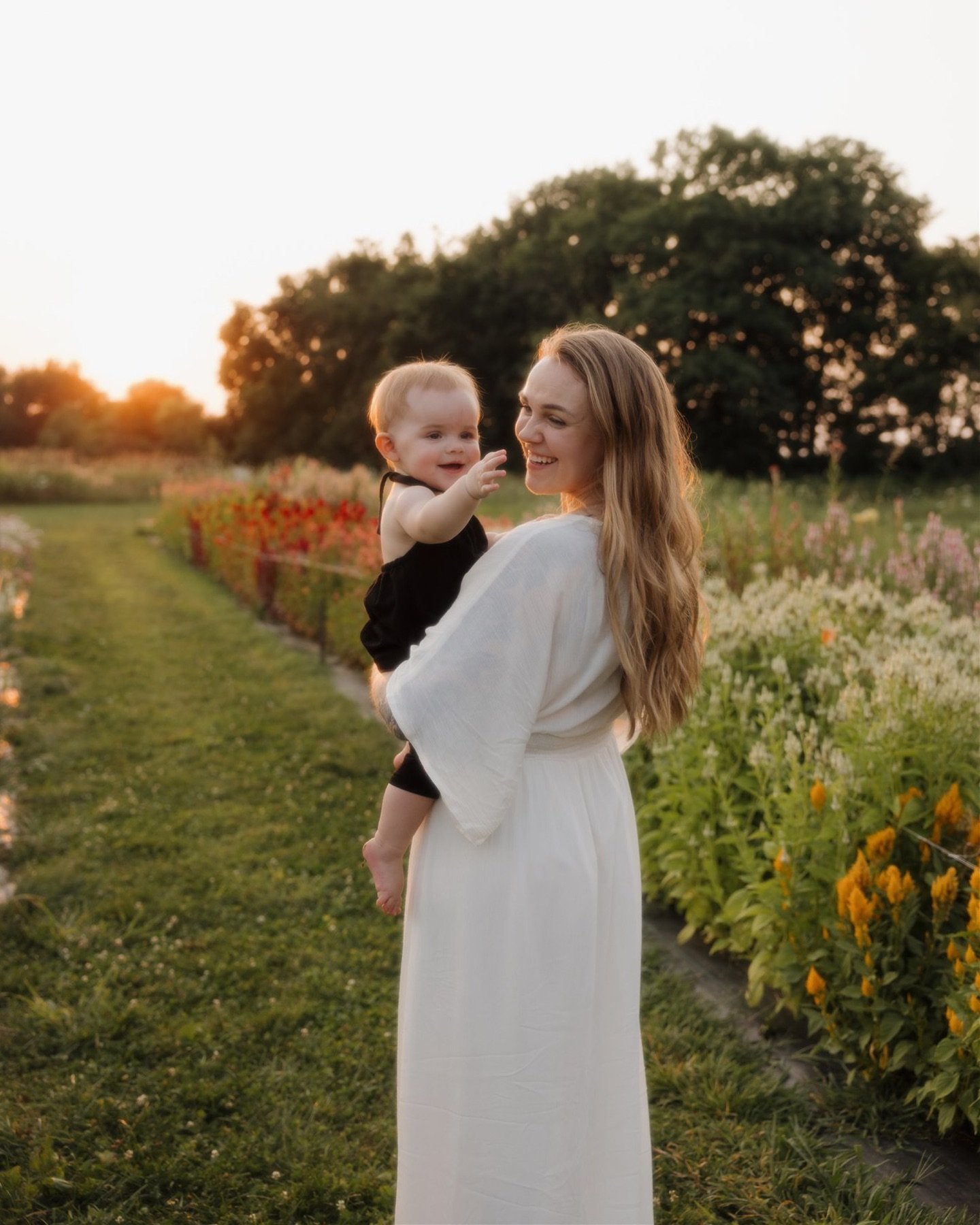 Mila + Katiee + Dakota in a field of flowers, expecting another little angel 👶🏼